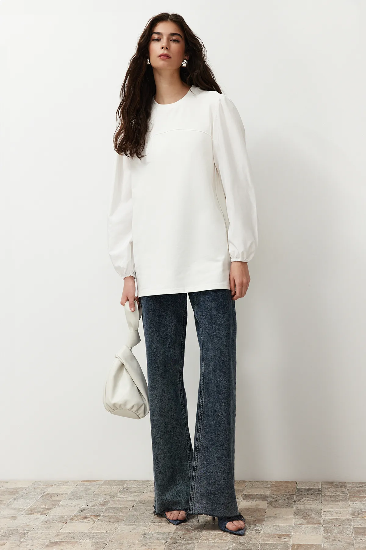 Trendyol Modest  Weißes Strick-Sweatshirt mit Popeline-Details und Ärmeln TCTSS24UK00041