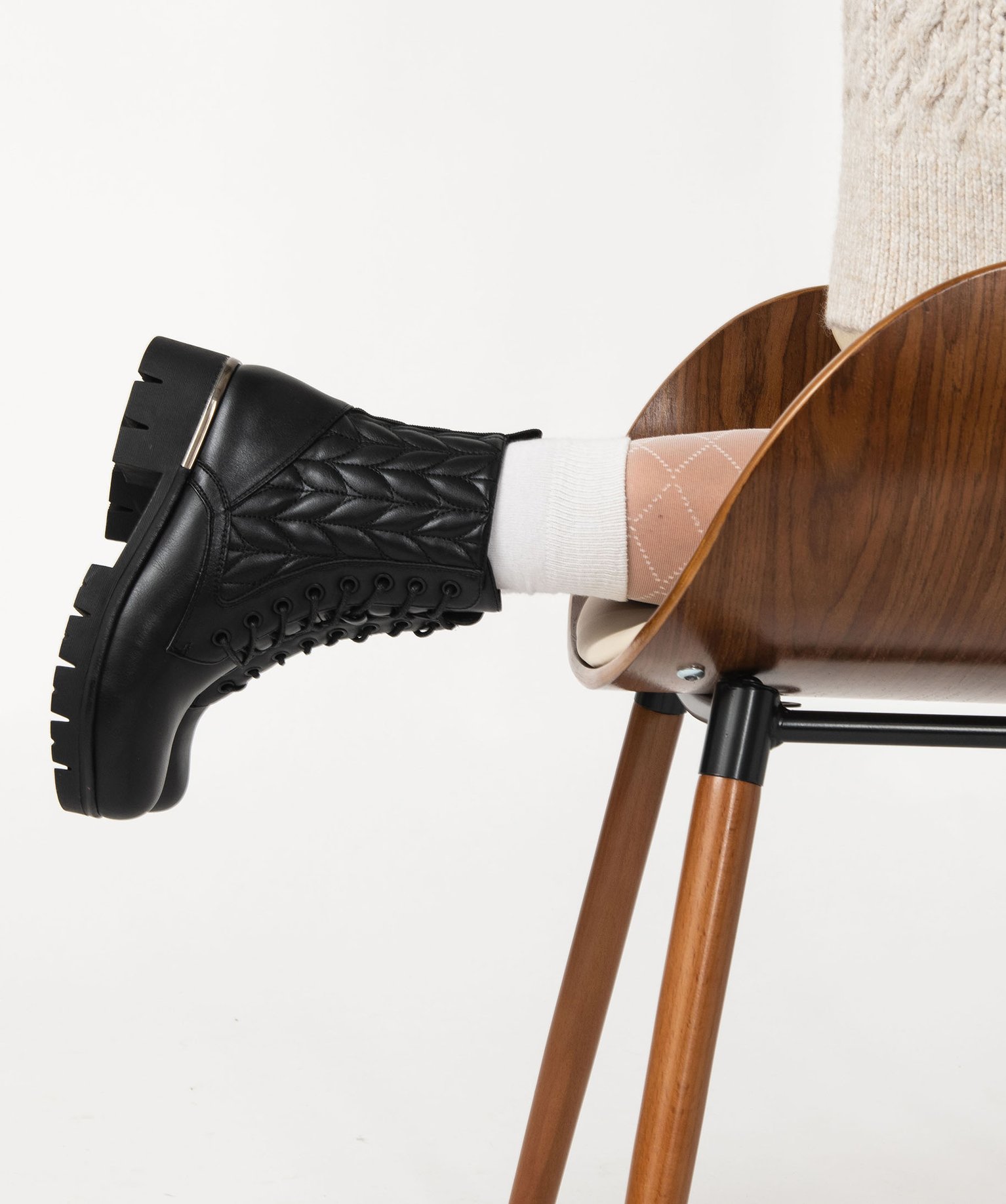 Boots femme dessus uni et matelassé à semelle crantée noir | GEMO