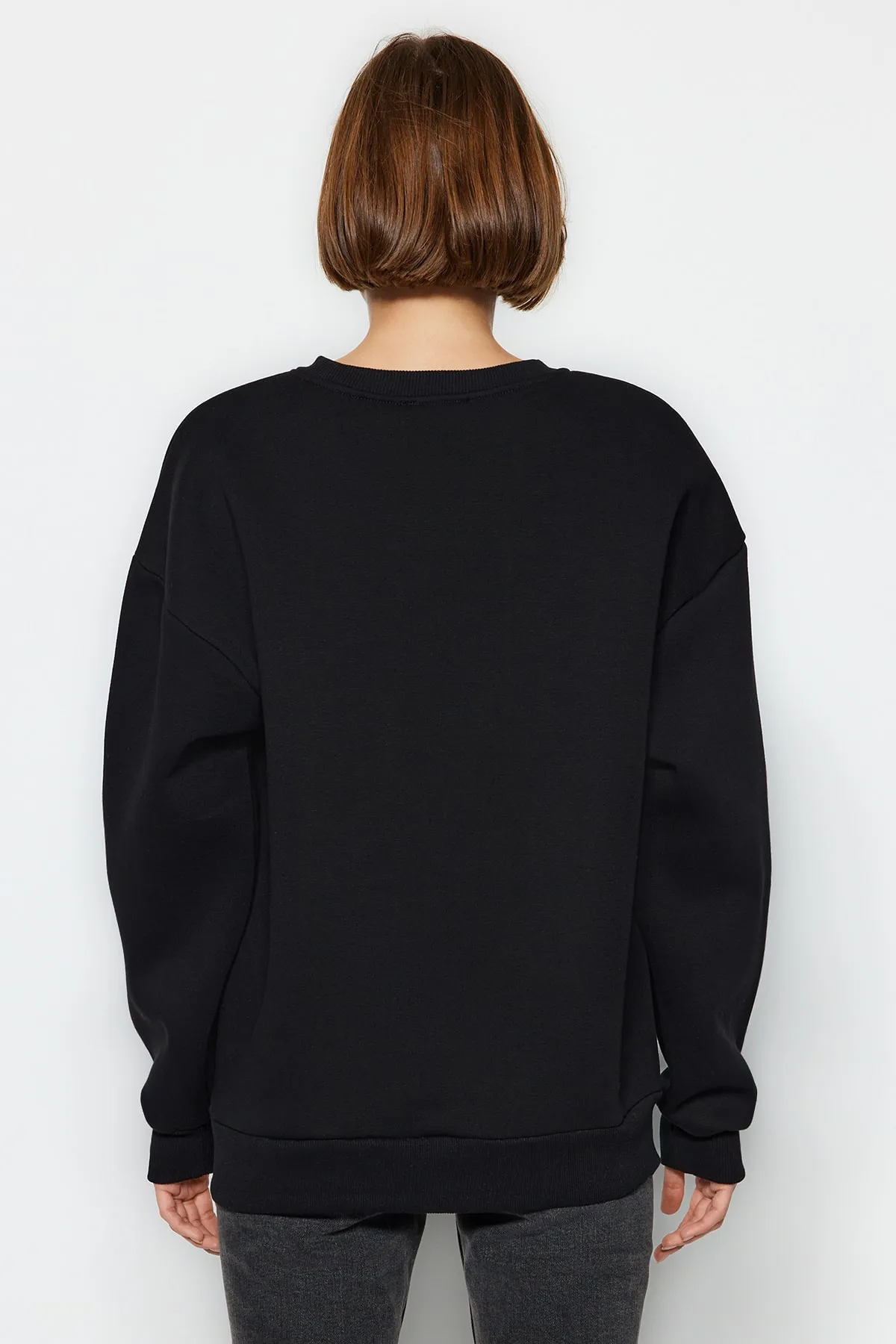 Trendyol Collection  Schwarzes Oversize/Bol Cut Rundhals-Sweatshirt aus dickem Fleece mit Innenfutter TWOAW24SW00102