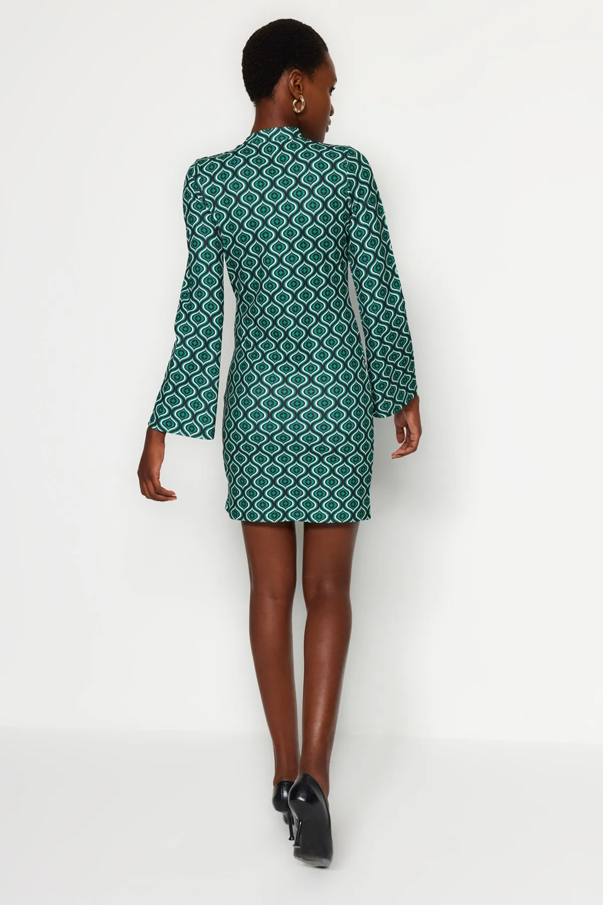 Trendyol Collection  Smaragdgrünes bedrucktes Bodysitting-Stehkragen-Mini-Strick-Bleistiftkleid mit spanischen Ärmeln TWOAW24EL00191