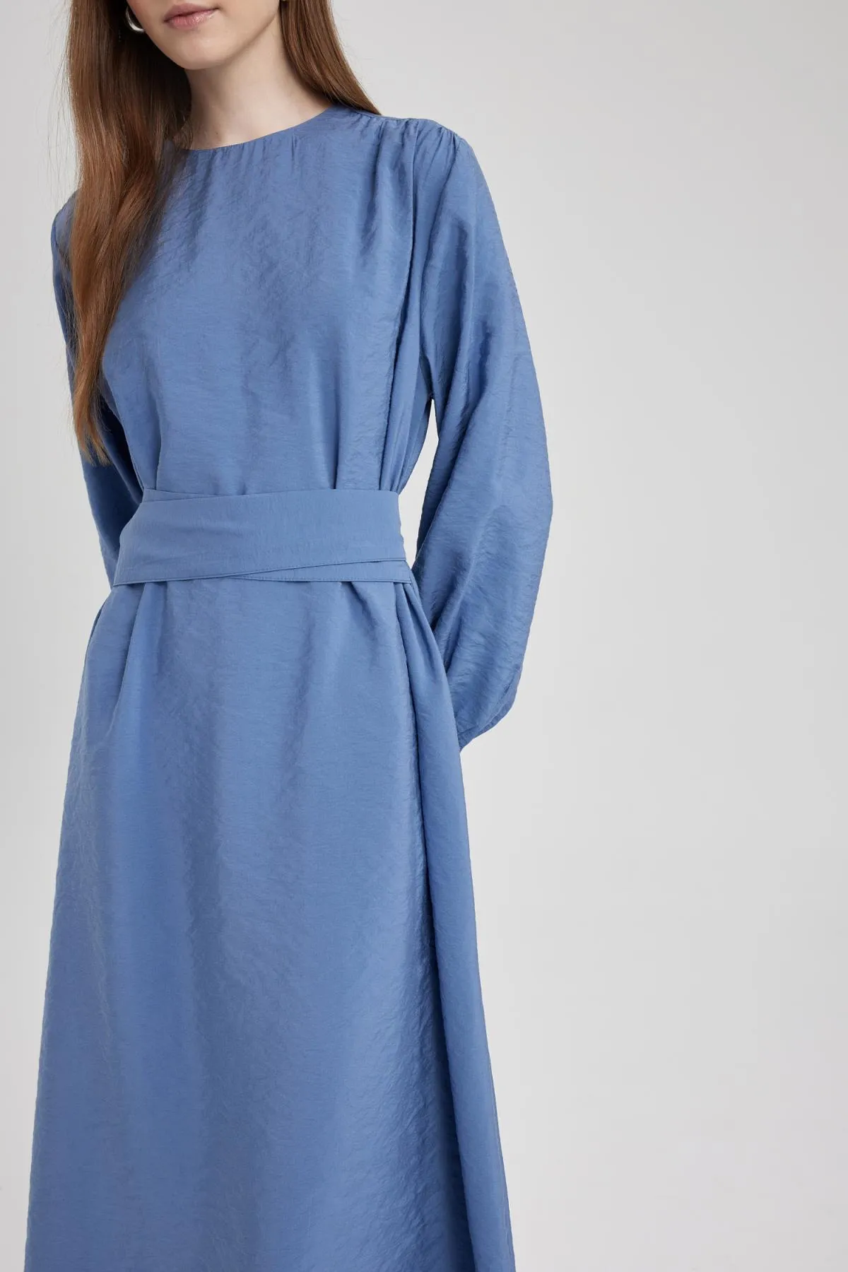 DeFacto  Langärmliges Kleid mit normaler Passform und Rundhalsausschnitt A8904ax23hs