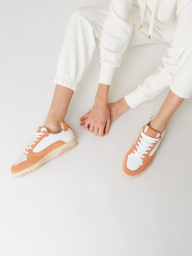 Sneaker mit Label-Details in altrosa