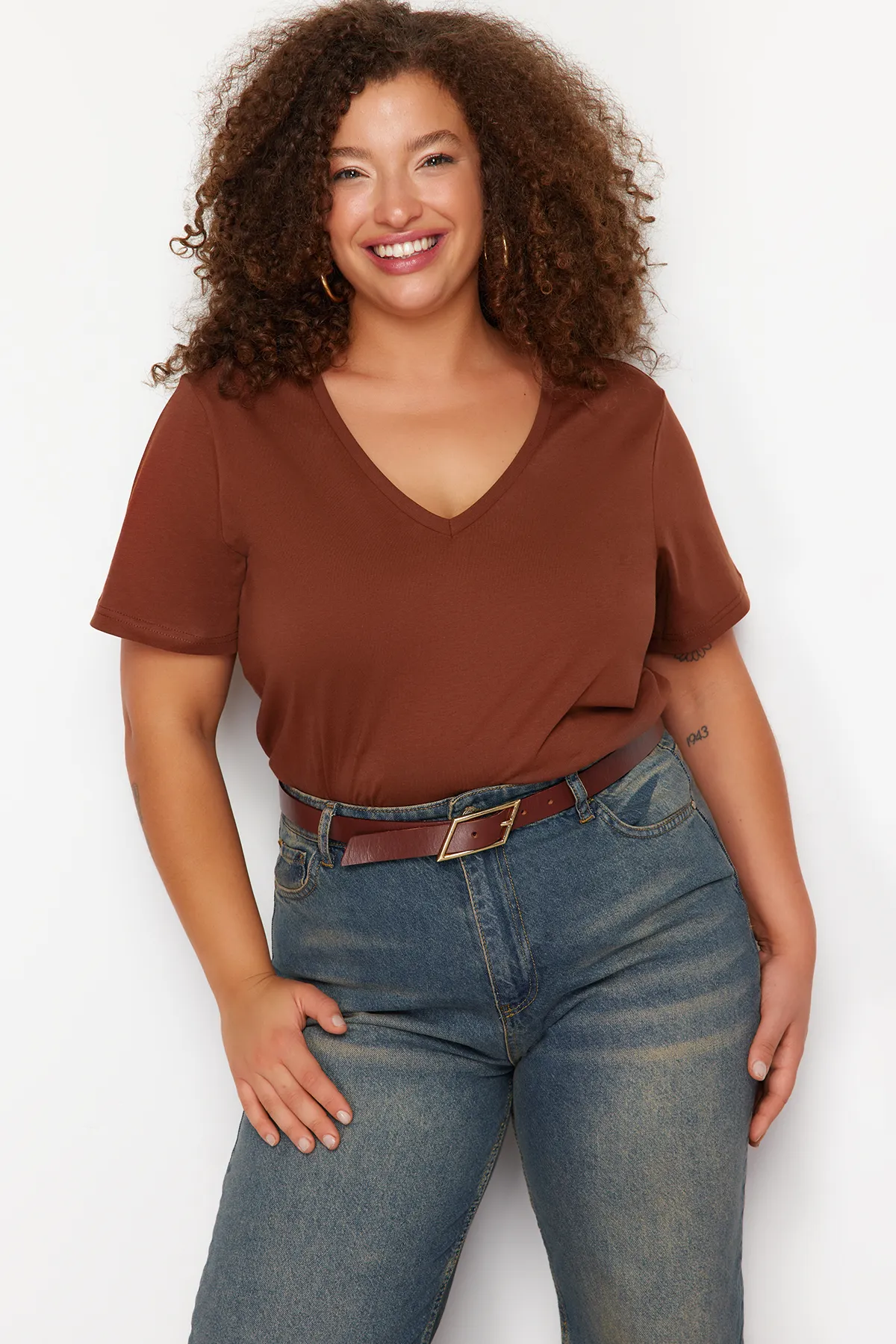 Trendyol Curve  Braunes Basic-Strick-T-Shirt mit V-Ausschnitt TBBSS22BF0028