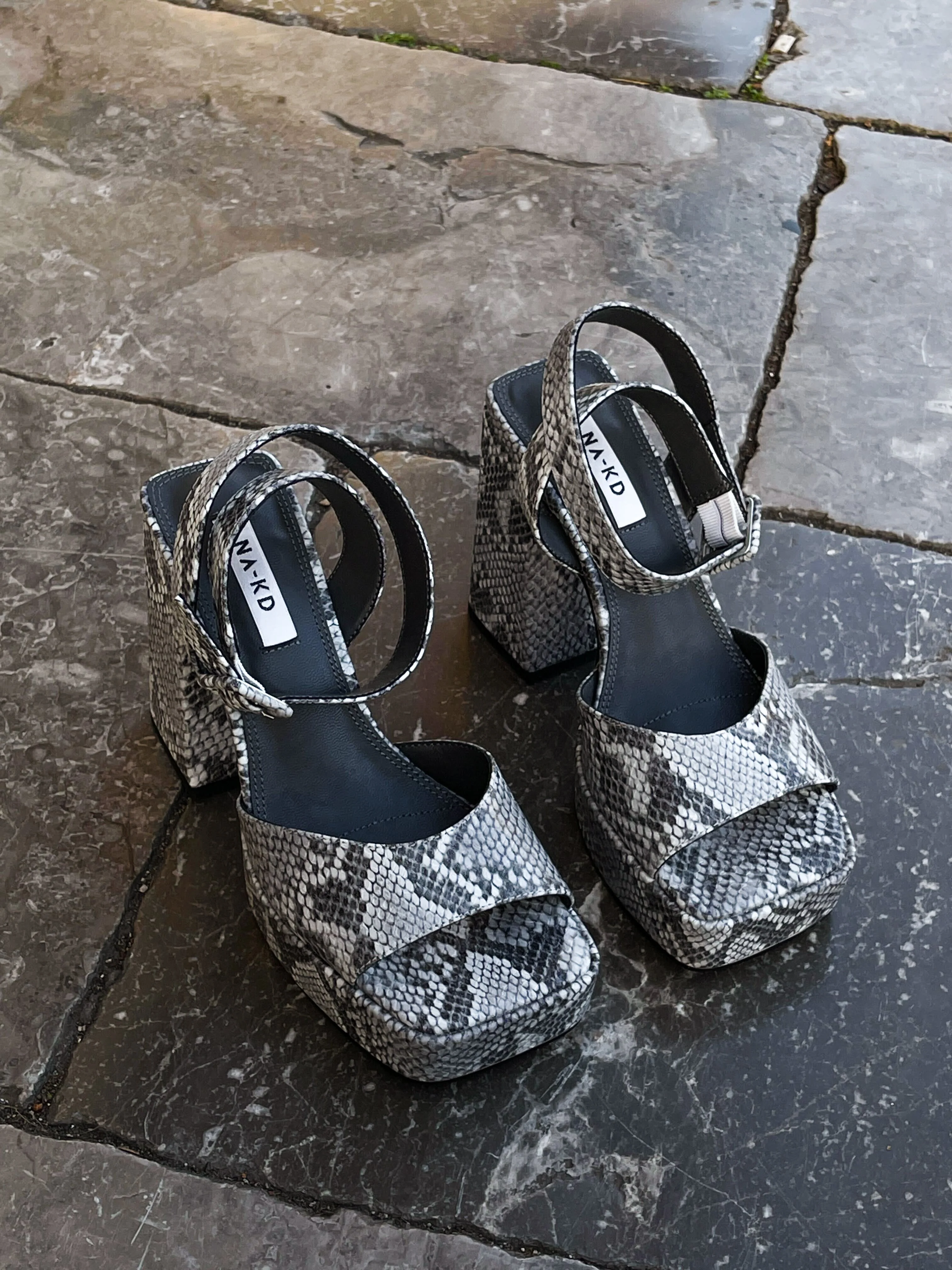Plateau Heels mit klobiger Schnalle