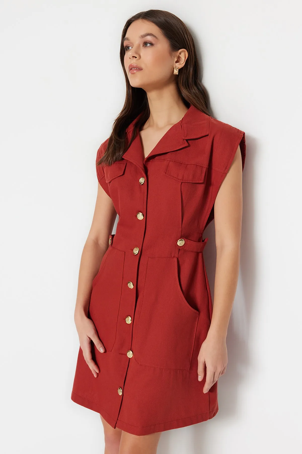 Trendyol Collection  Mini-Hemdkleid aus Webstoff mit Zimtknöpfen und Details TWOSS22EL2970
