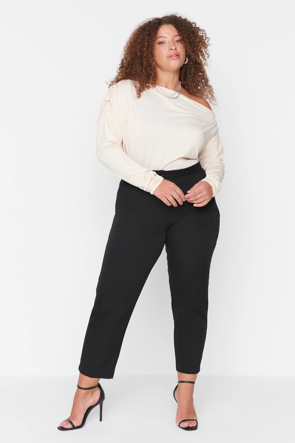 Trendyol Curve  Schwarze Hose aus Zigarettengewebe TBBAW23AR00051