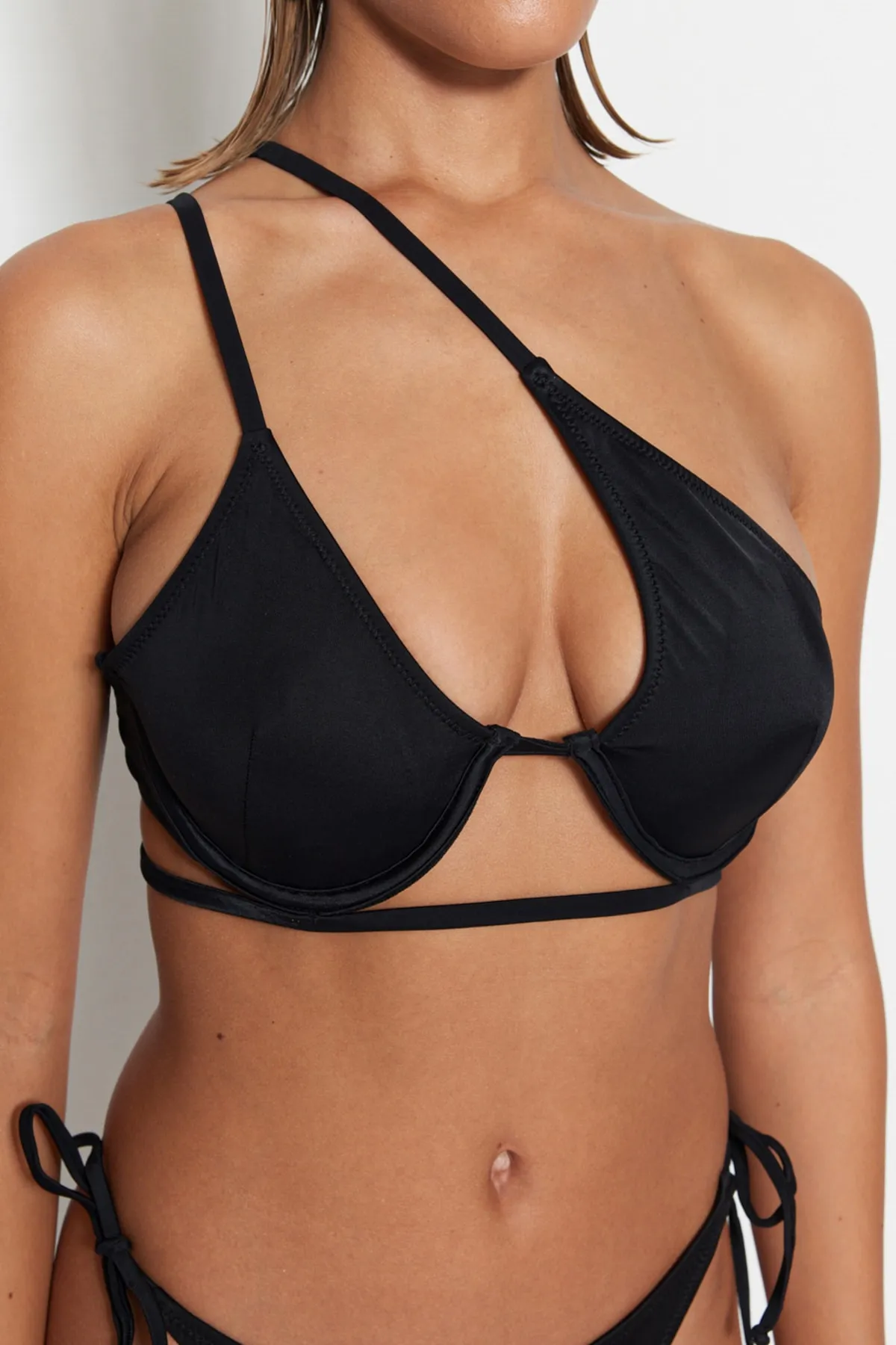 Trendyol Collection  Schwarzes Bikinioberteil mit Bügelausschnitt/Fensterausschnitt TBESS23BU00291