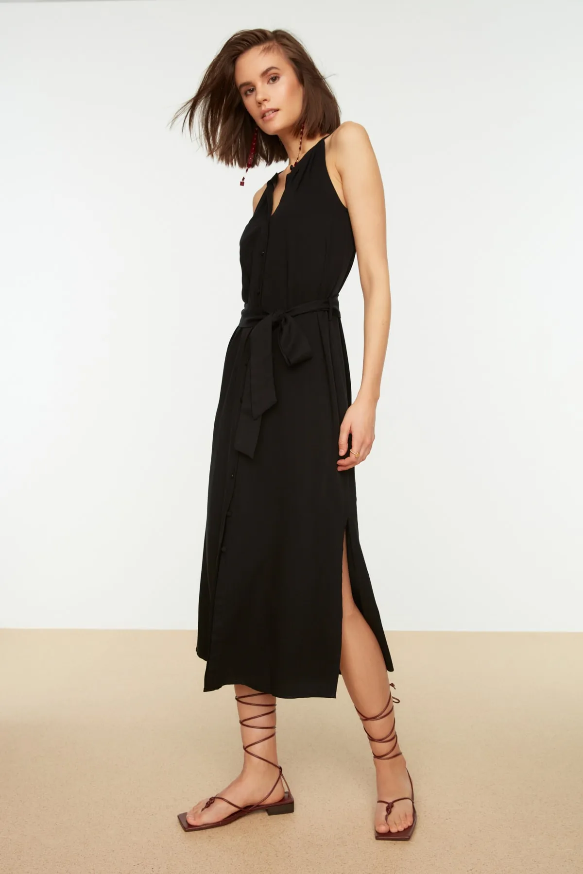 Trendyol Collection  Schwarzes gewebtes Midi-Hemdkleid mit Gürtel und vorherrschendem Kragen TWOSS19XM0112