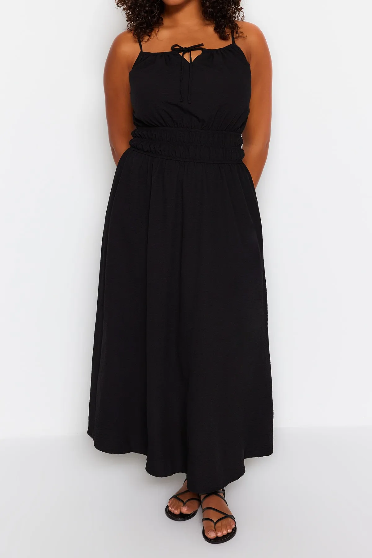 Trendyol Curve  Schwarzes gewebtes Kleid mit elastischer Taille TBBSS23AH00045