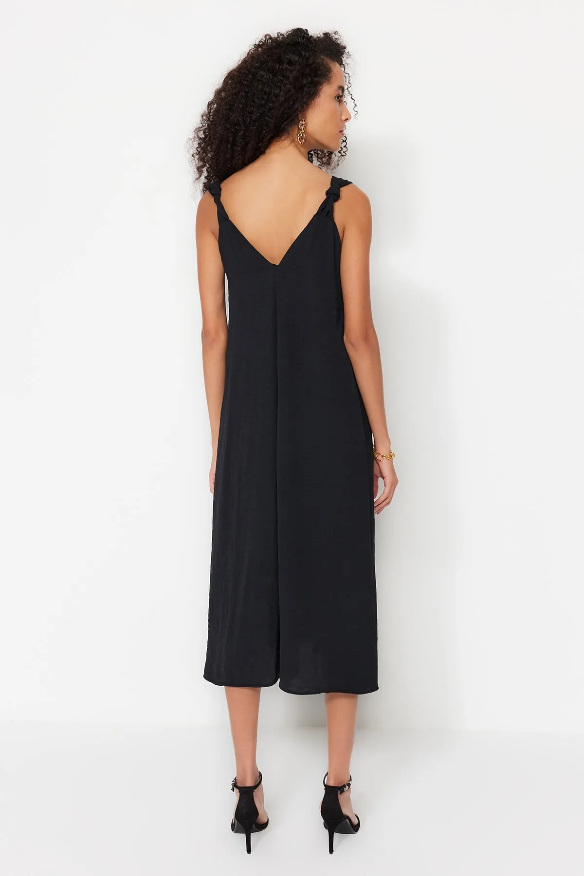 Trendyol Collection  Schwarzes Midi-Webkleid mit entspannter Passform TWOSS23EL00882