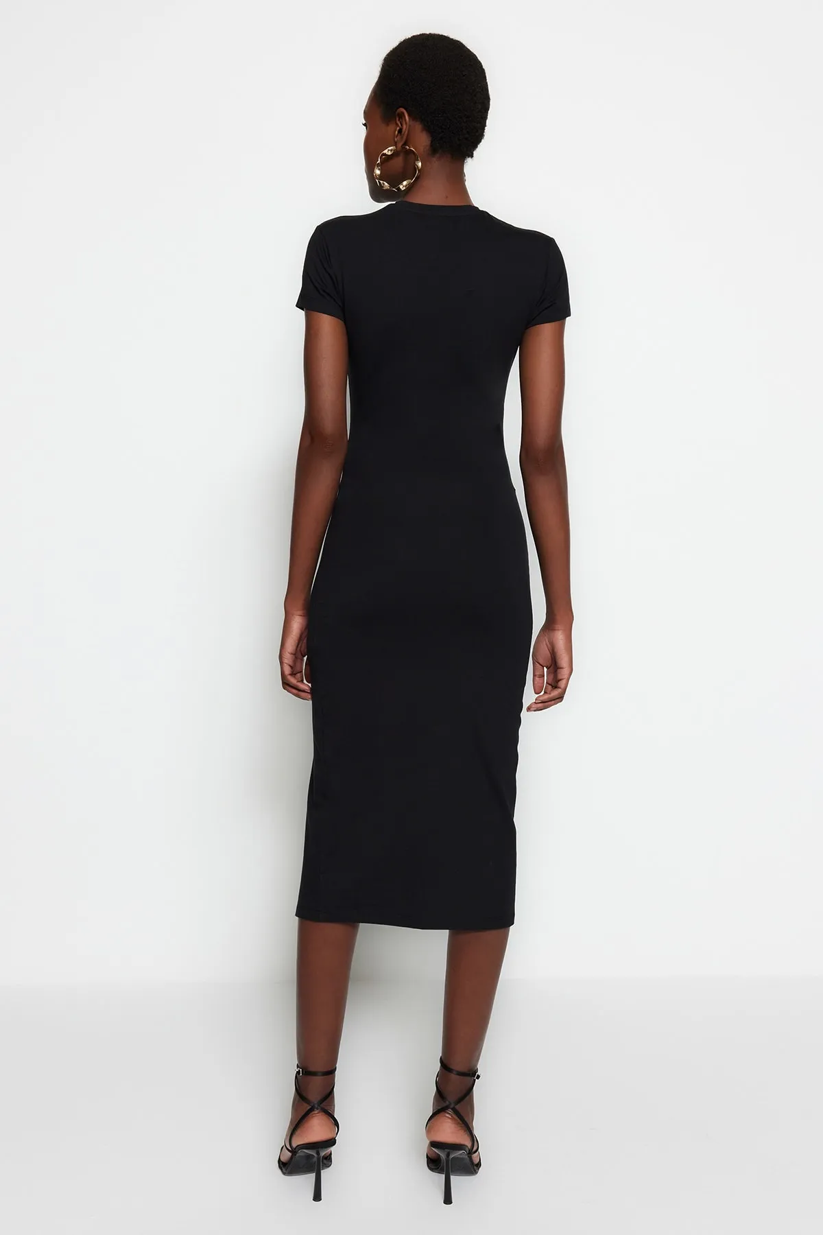 Trendyol Collection  Schwarzes tailliertes/körperbetontes Midikleid aus flexiblem Baumwollstrick mit Raffung und Schlitzdetail TWOSS23EL00777