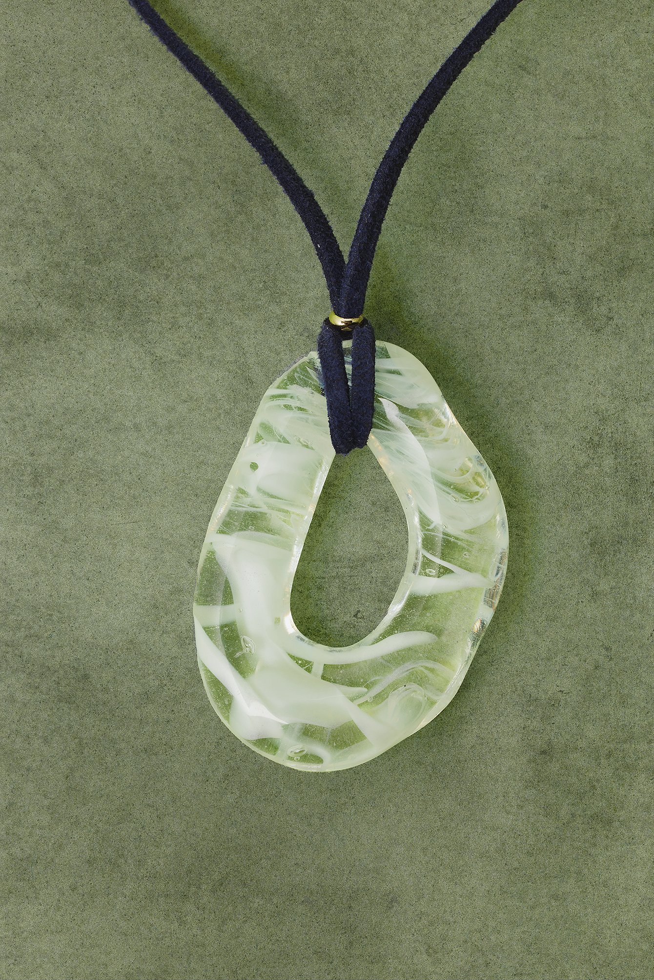Halskette mit Glas-Kreis