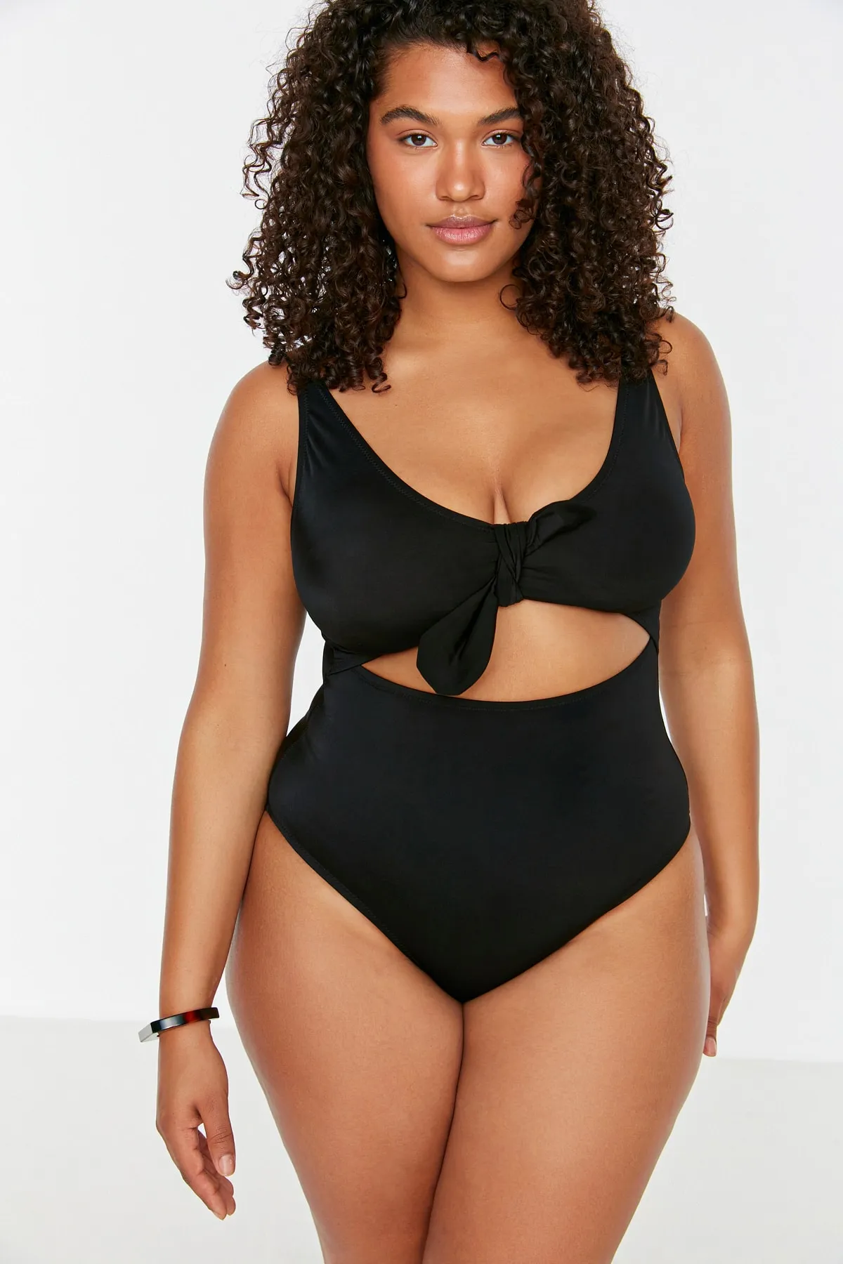 Trendyol Curve  Schwarzer Badeanzug mit tiefem V-Ausschnitt, Cut-Out und Überwurf zum Binden TBBSS22MA0302