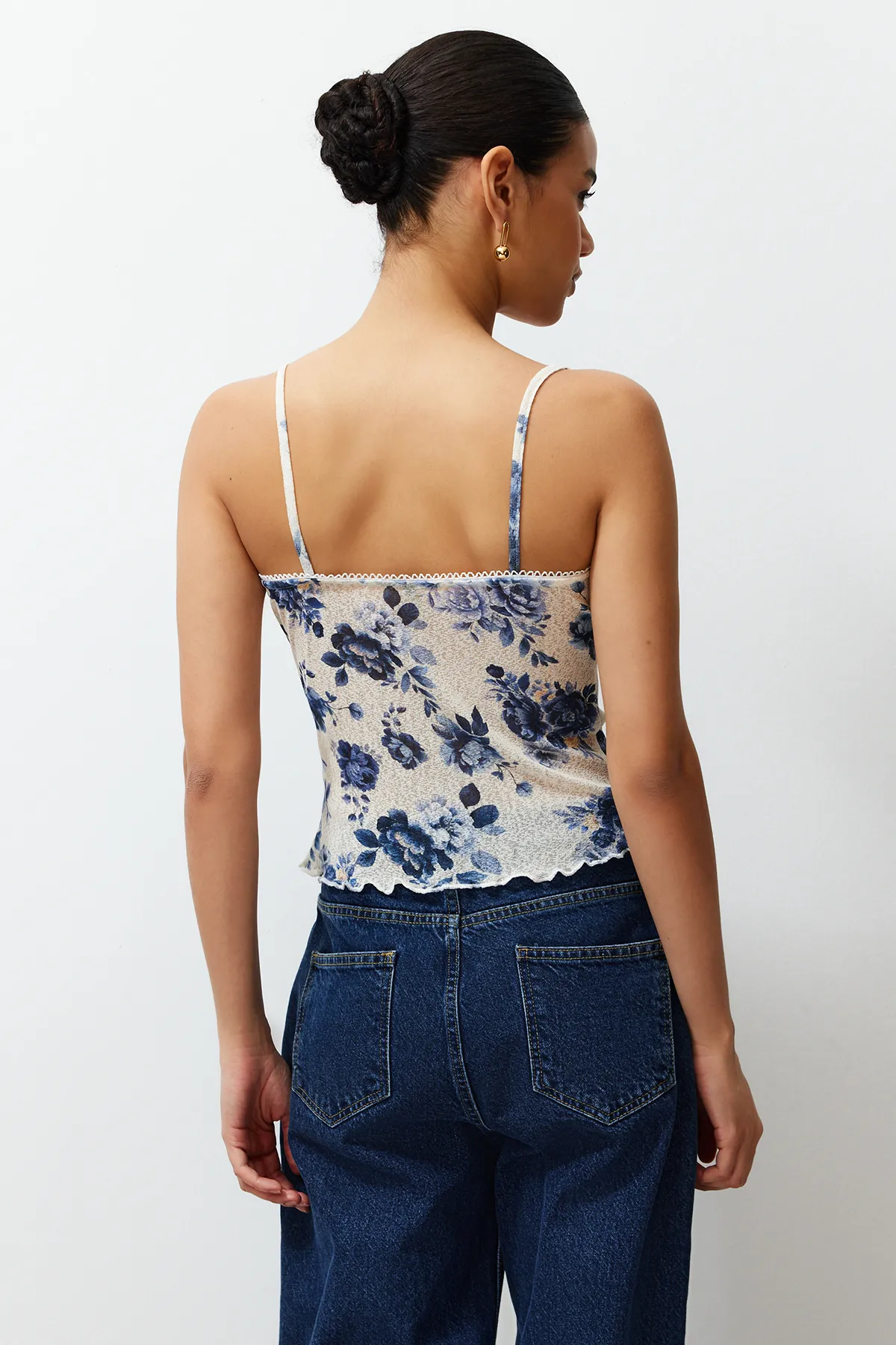 Trendyol Collection  Blaue, floral bedruckte Stretch-Strickbluse mit V-Ausschnitt und spezieller Struktur TWOSS24BZ00425