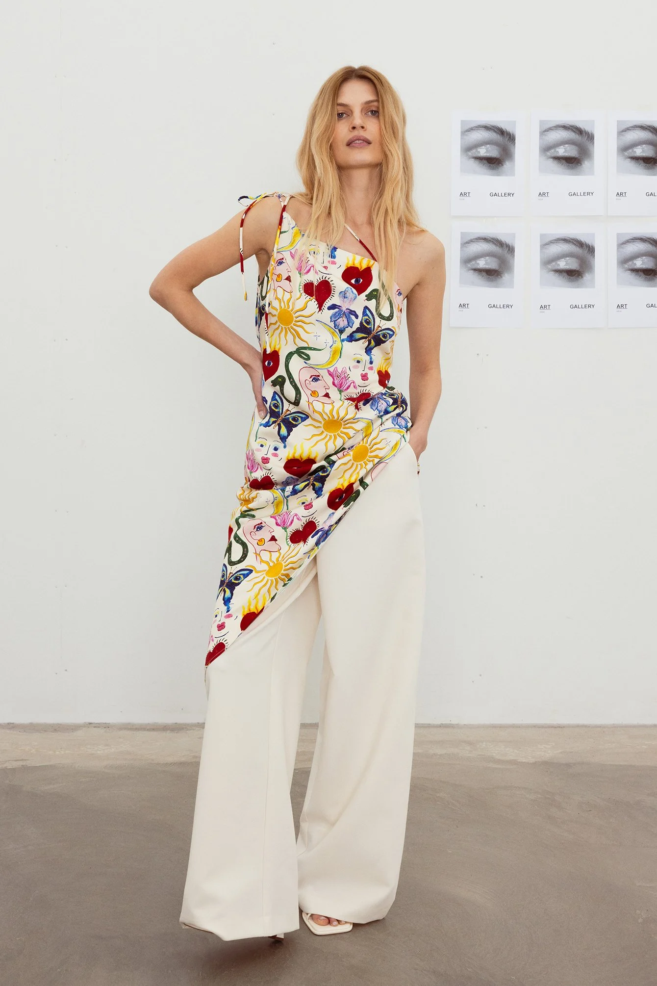 Schräges Minikleid mit unterschiedlichen Motiven