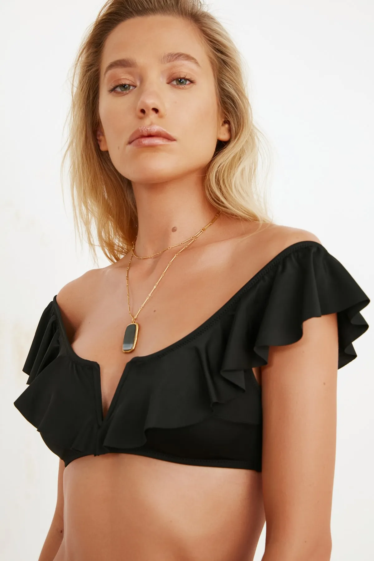 Trendyol Collection  Schwarzes Bralette-Bikinioberteil mit Rüschen TBESS21BU0053