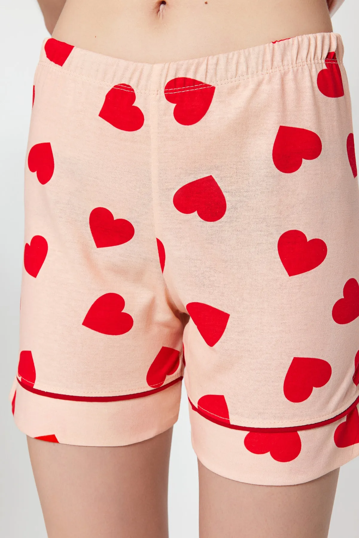 Trendyol Collection  Lachsfarbenes, gestricktes Pyjama-Set aus 100 % Baumwolle mit herzgemusterten Paspeln und Hemd-Shorts THMSS21PT1200