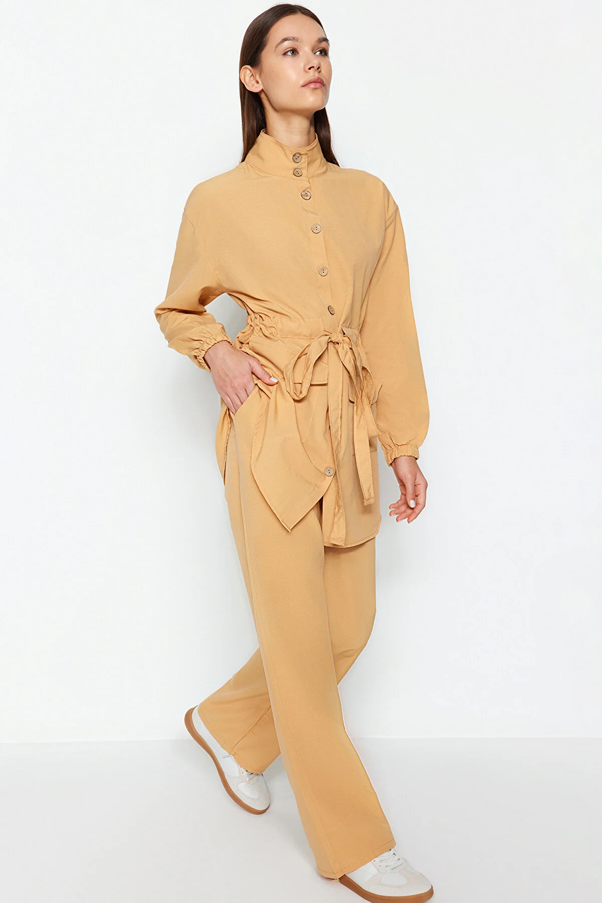 Trendyol Modest  Dunkelbeiger, gewebter Anzug aus Hemd und Hose mit Stehkragen und Gürtel TCTSS21AU0247