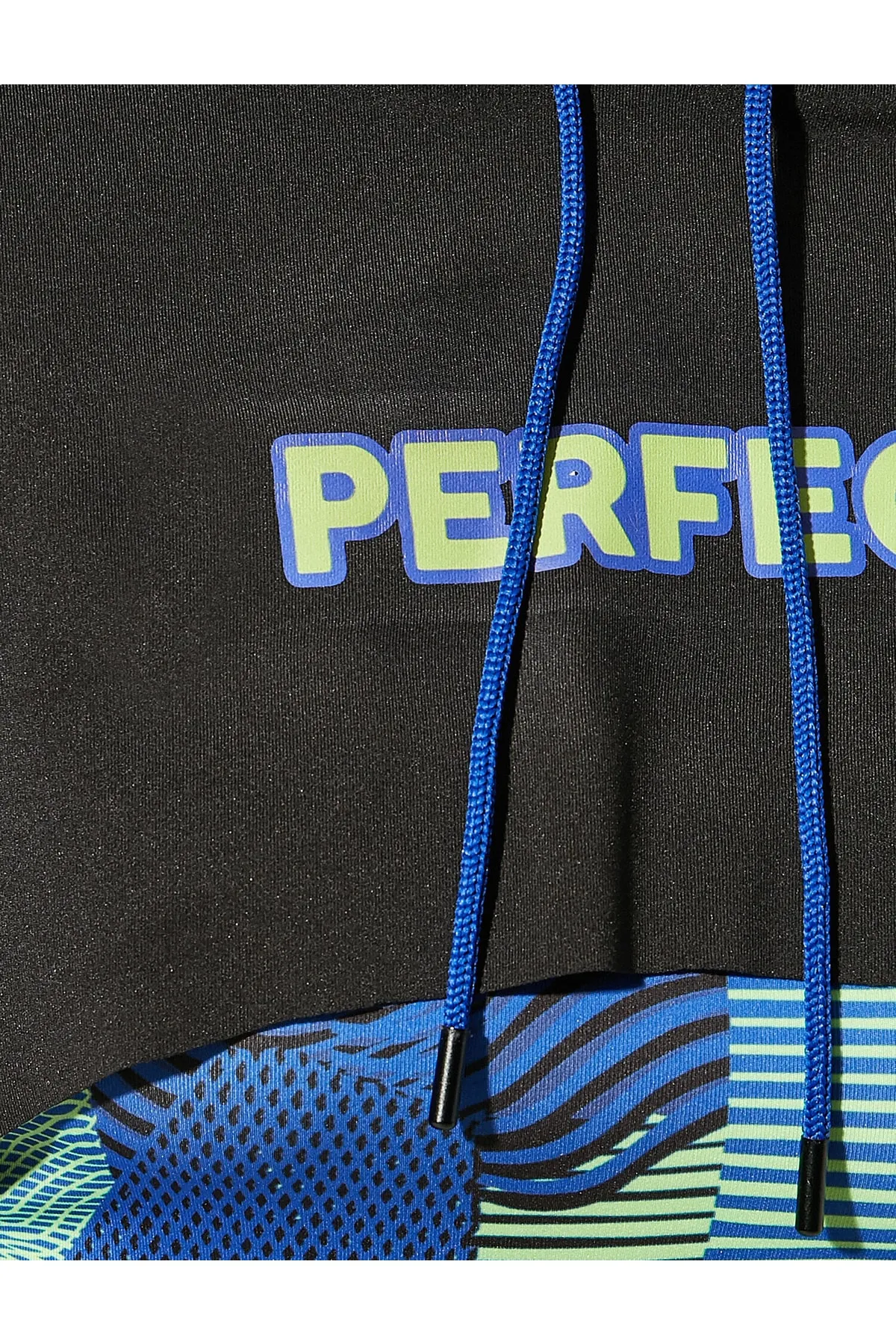 Koton  Perfekt bedrucktes Crop-T-Shirt mit Kapuze und langen Ärmeln