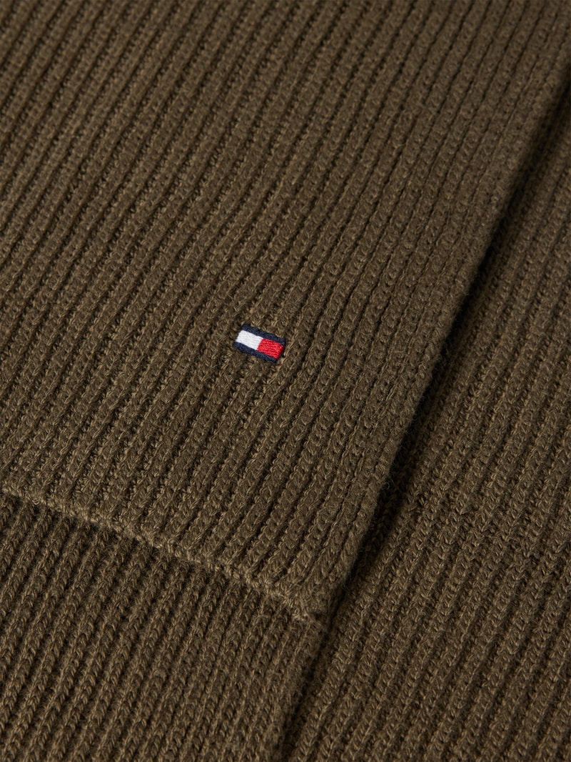 Schal mit Label-Stitching Modell 'ESSENTIAL FLAG' in olivgrün