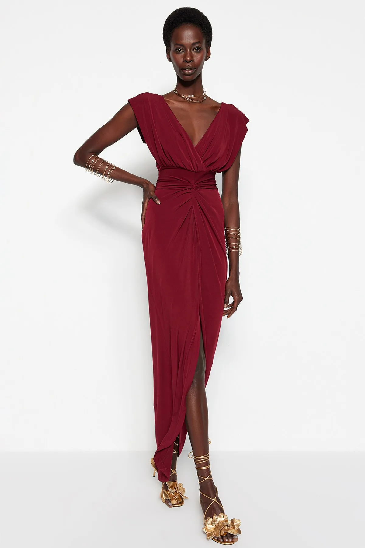Trendyol Collection  Burgunderrotes, gefüttertes, langes Abendkleid mit Strickpaspelierung TPRSS22AE0034