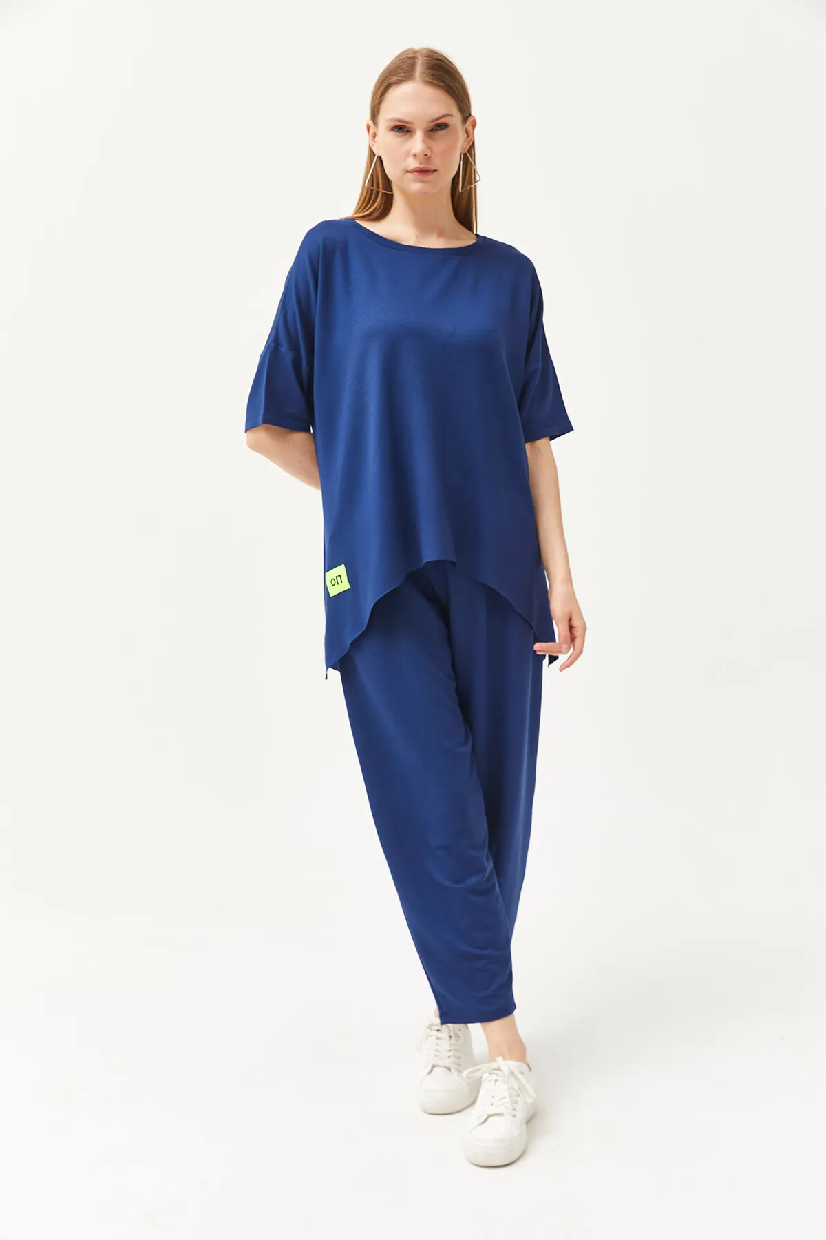 Olalook  Marineblaue asymmetrische Bluse für Damen, weiche Struktur, Oberteil mit Kristallen, Anzug TKM-19000269