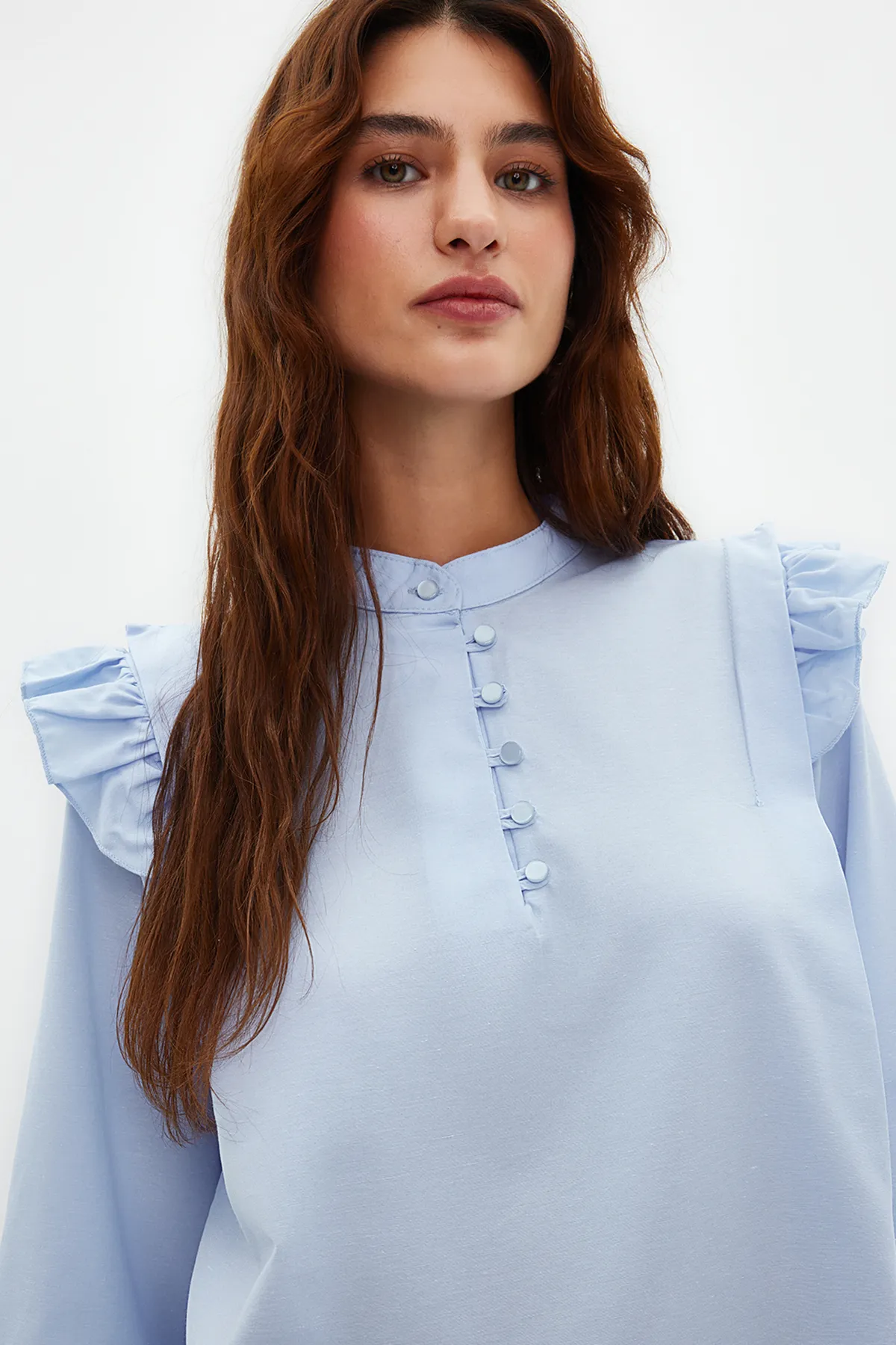 Trendyol Modest  Hellblaues, gewebtes Hemd aus Baumwollmischung mit Rüschen und Details TCTSS24UK00005