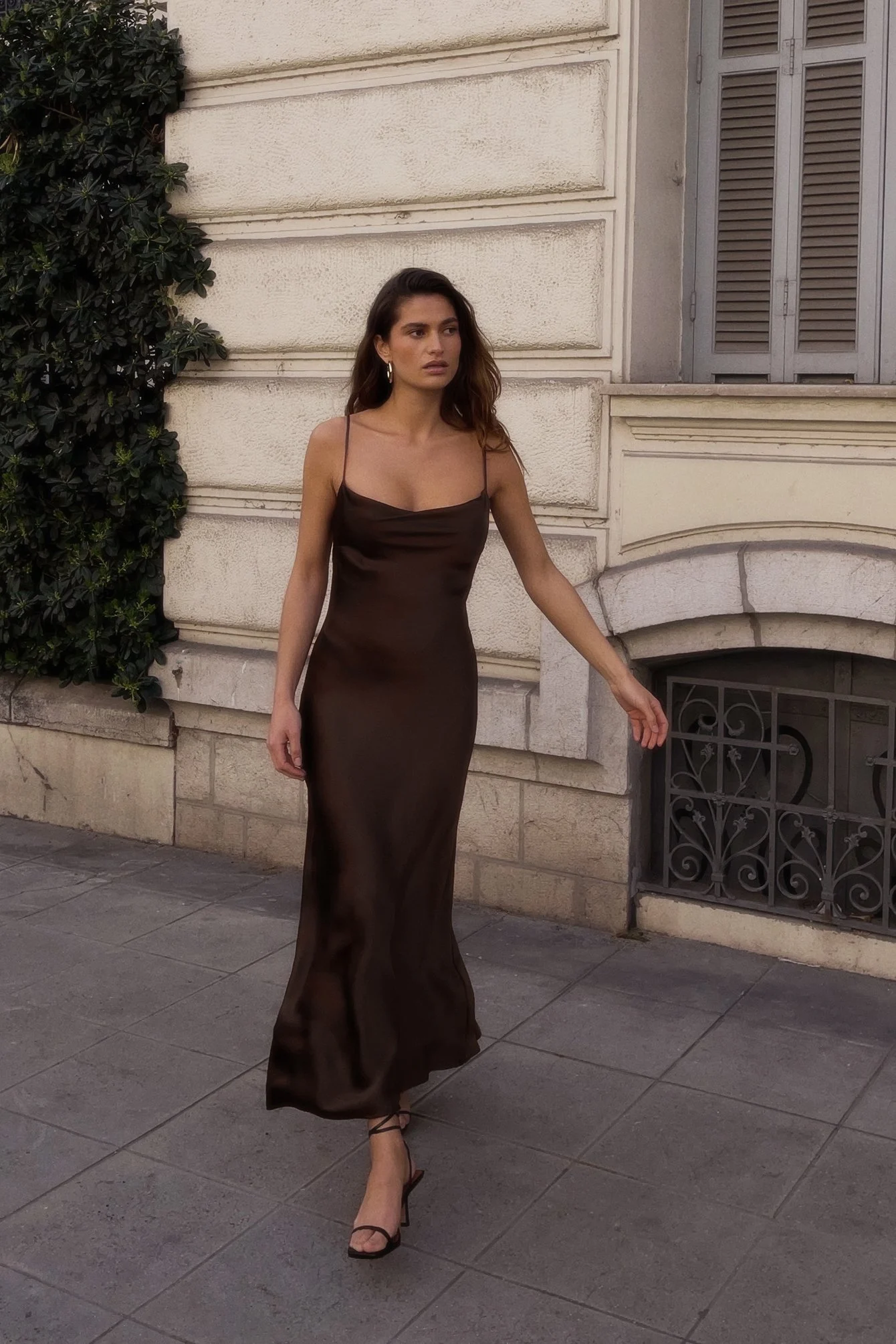 Maxikleid mit Wasserfallausschnitt und Trägern