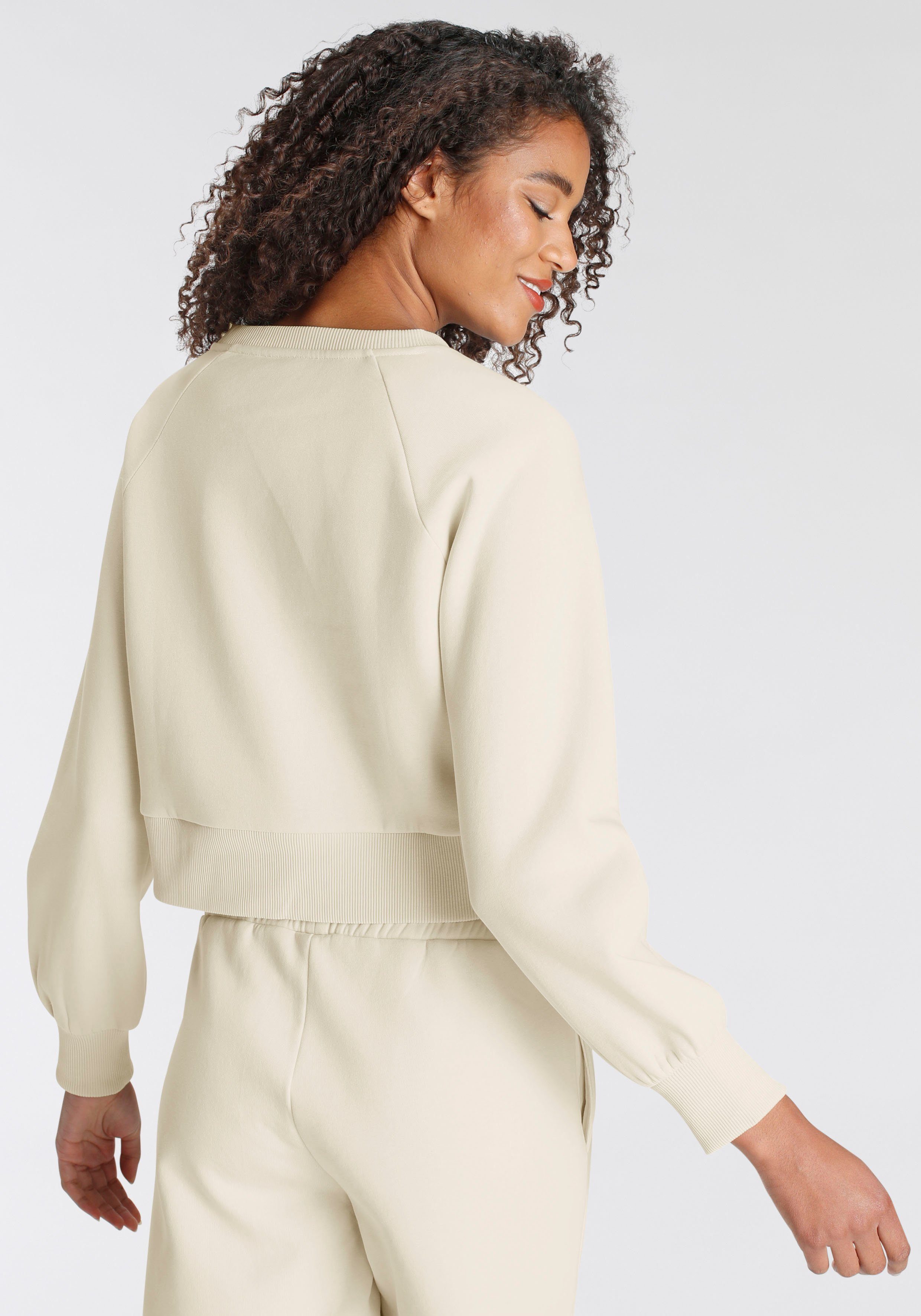 LASCANA Sweatshirt mit Ziernähten, Loungeanzug