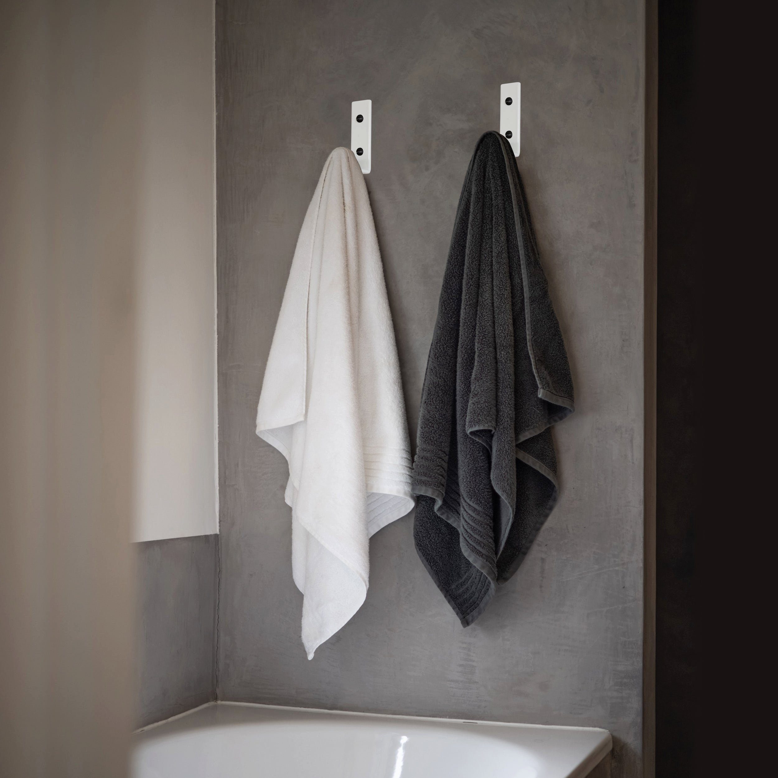 Natural Goods Berlin Wandhaken KREUZBERG, Geeignet für Fliesen, Schränke und Türen, ob Badezimmer, Küche, Flur oder Kinderzimmer., (1-St), Regalhalterung, Winkelkonsole, Wandregal, Winkelträger, Temperguss, Weiß