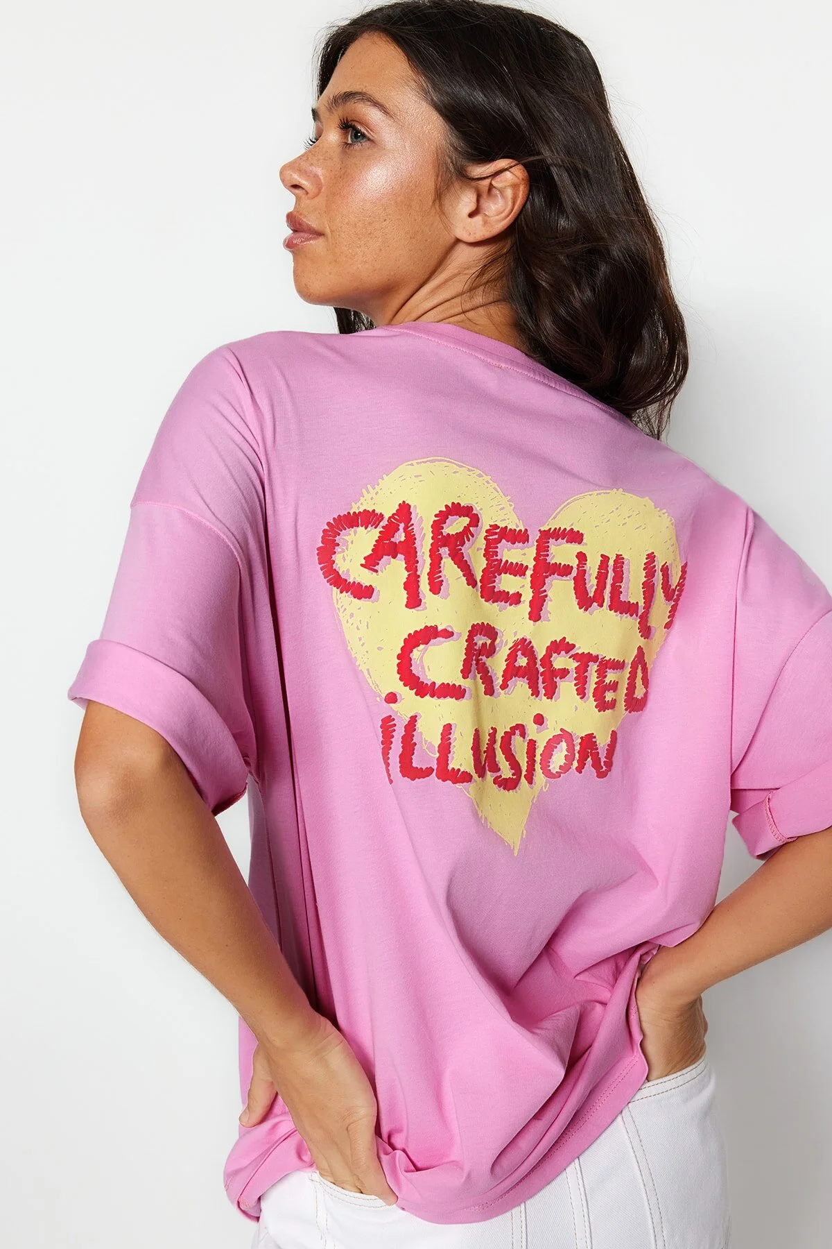 Trendyol Collection  Rosafarbenes Strick-T-Shirt aus 100 % Baumwolle mit geprägtem Print auf der Vorder- und Rückseite in Übergröße/weitem Muster TWOSS23TS00355