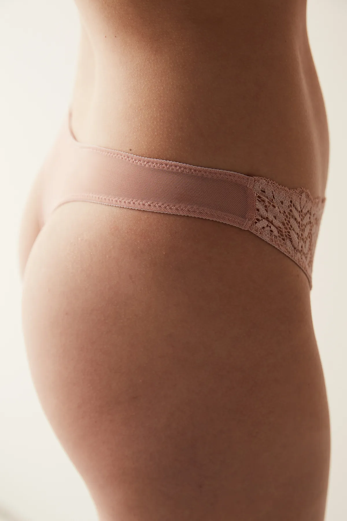 Penti  Tanga-Höschen aus getrockneter Rose mit Spitze