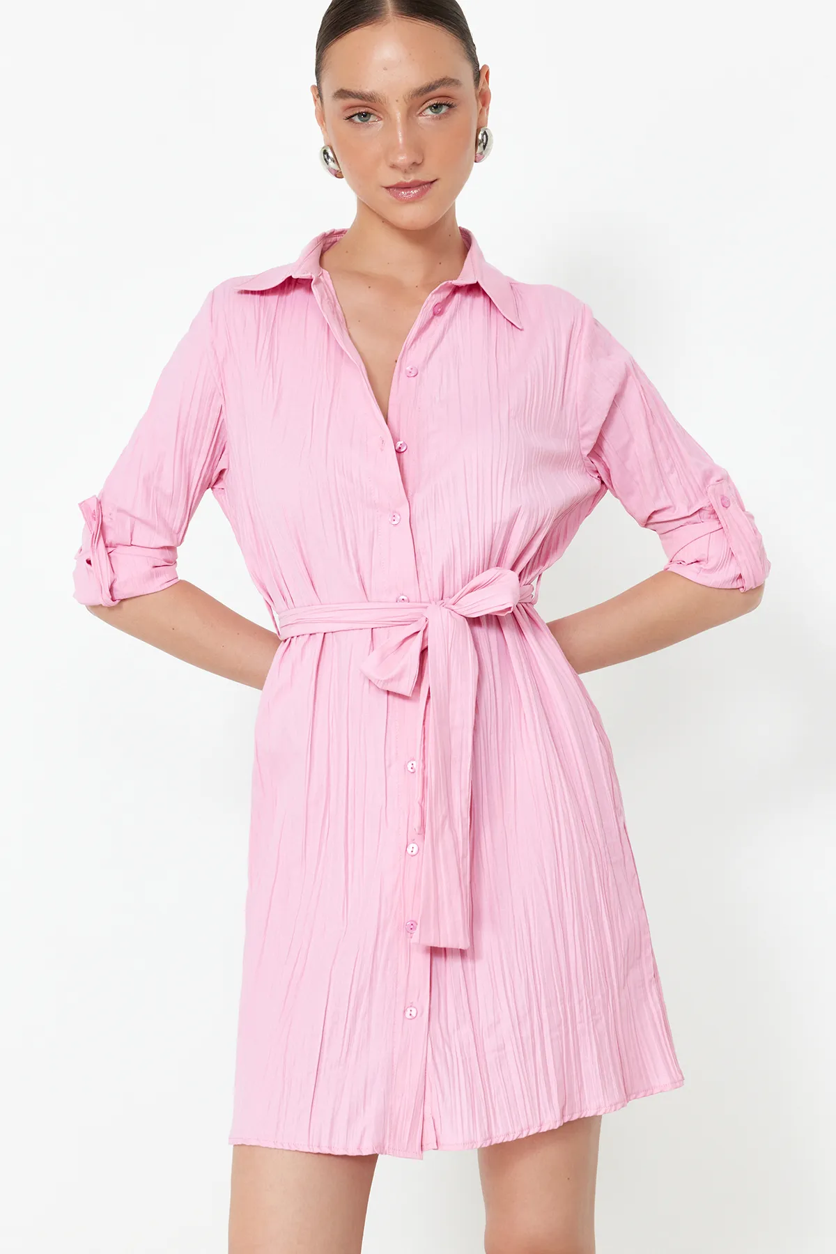 Trendyol Collection  Rosa Minikleid aus strukturiertem Hemdgewebe mit Gürtel TWOSS24EL00316