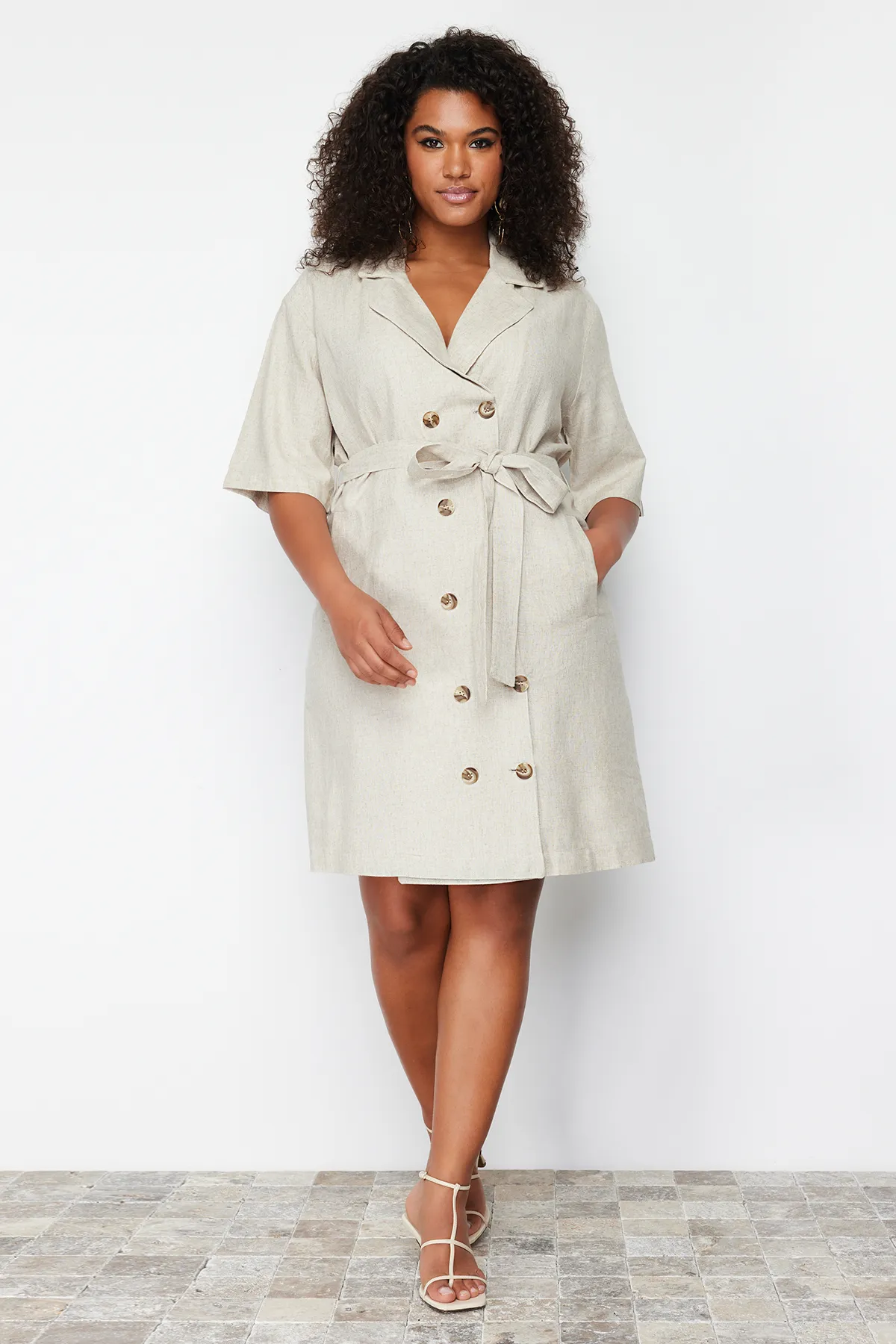 Trendyol Curve  Beigefarbenes Kleid aus gewebter Jacke mit zweireihigem Verschluss und Leinenmischung TBBSS24AH00068