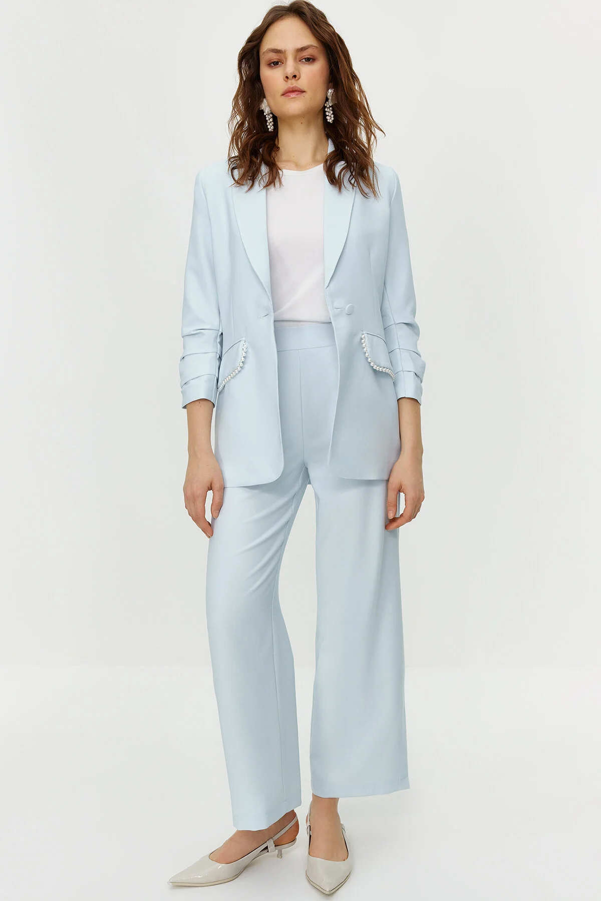 Trendyol Modest  Set aus Jacke und Hose aus Krepp mit blauen Perlen und gewebtem Unterteil und Oberteil TCTSS24US00011