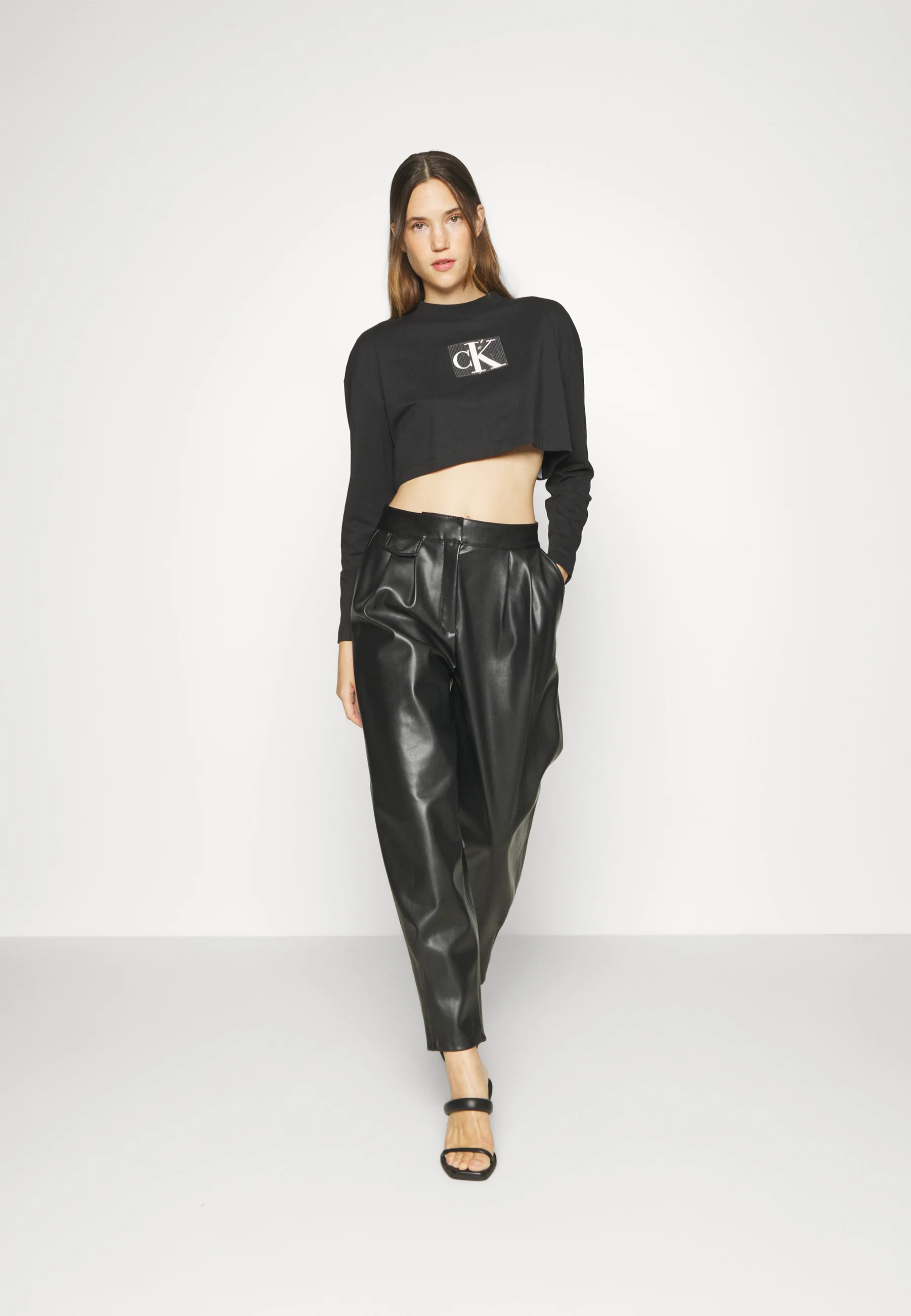 Sudadera corta de manga larga con lentejuelas de Calvin Klein Jeans