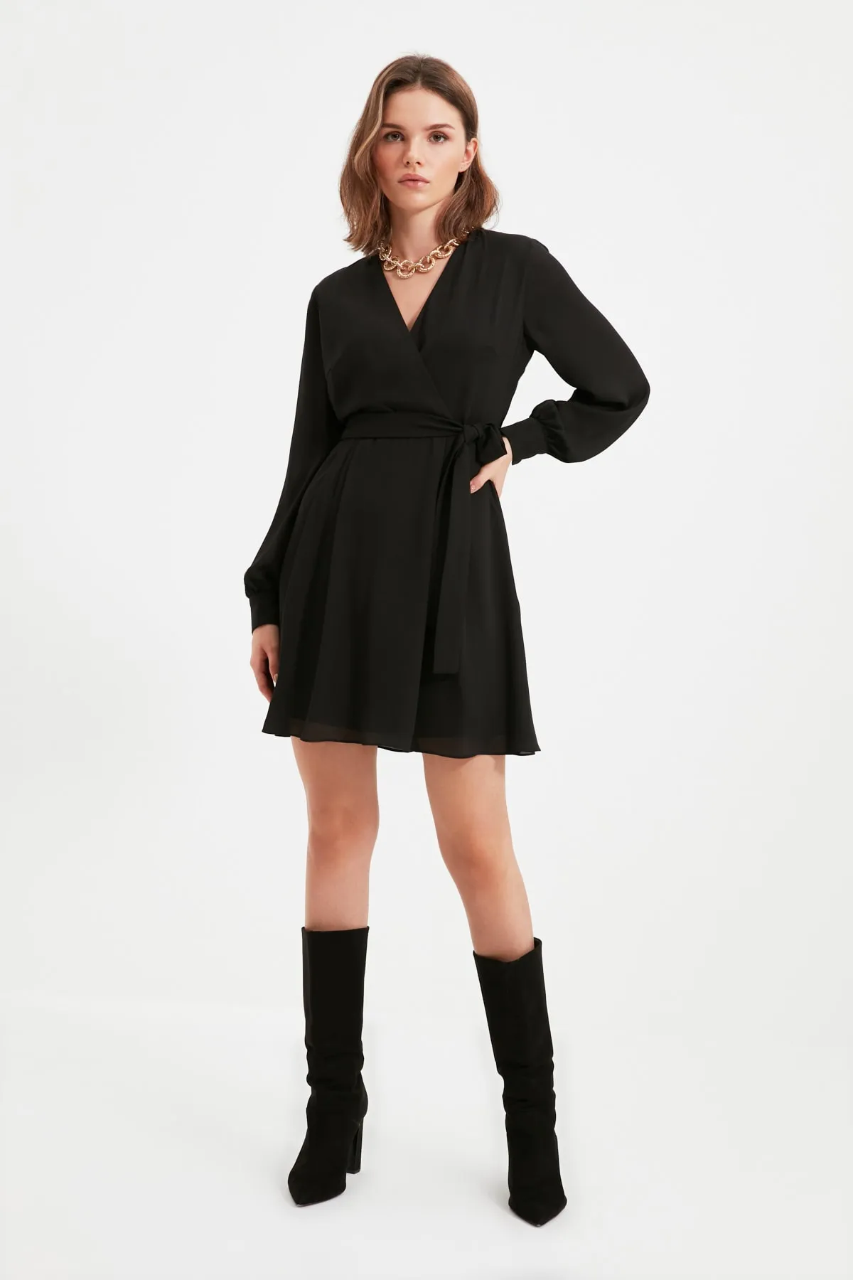 Trendyol Collection  Schwarzes Mini-Webkleid in A-Linie mit V-Ausschnitt TWOAW22EL0691