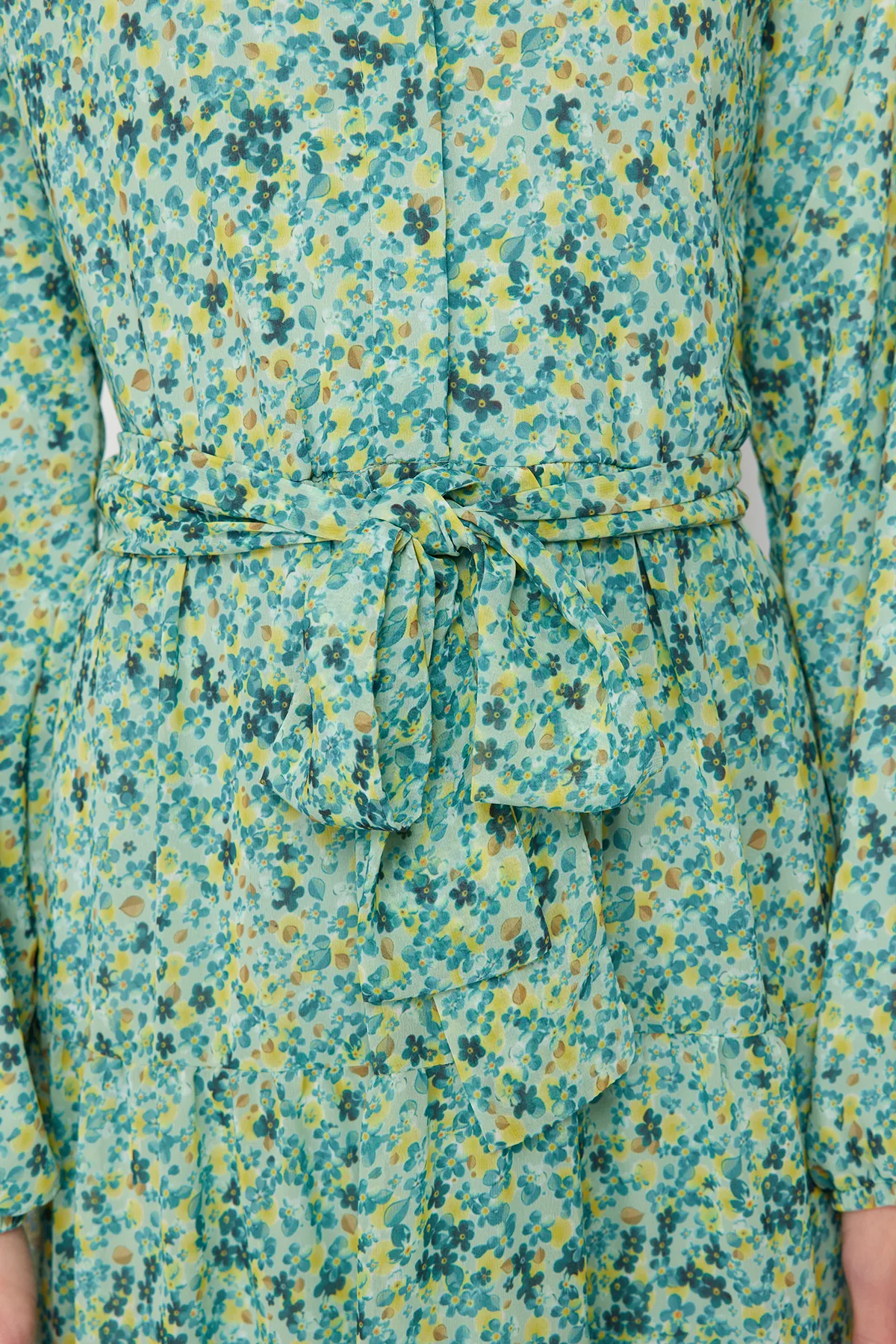 Trendyol Modest  Smaragdgrünes gemustertes, gefüttertes Chiffon-Kleid mit Gürtel, Stehkragen und Futter TCTSS21EL3346