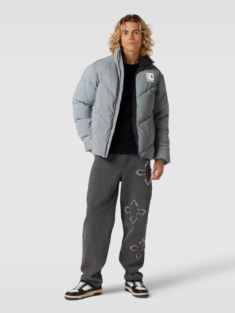 Steppjacke mit Stehkragen und Label-Stitching in silber