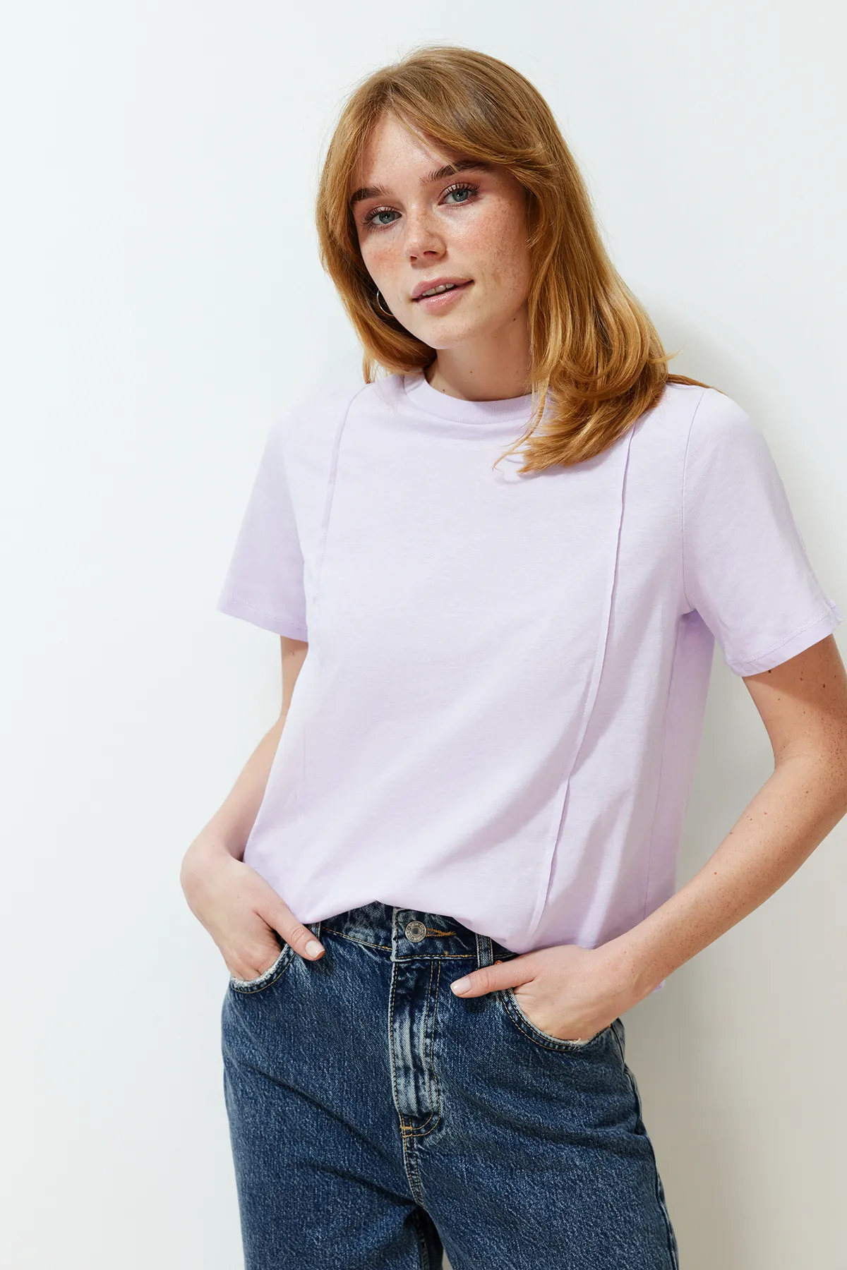 Trendyol Collection  Lilafarbenes, geripptes, reguläres Strick-T-Shirt mit Rundhalsausschnitt TWOSS24TS00050