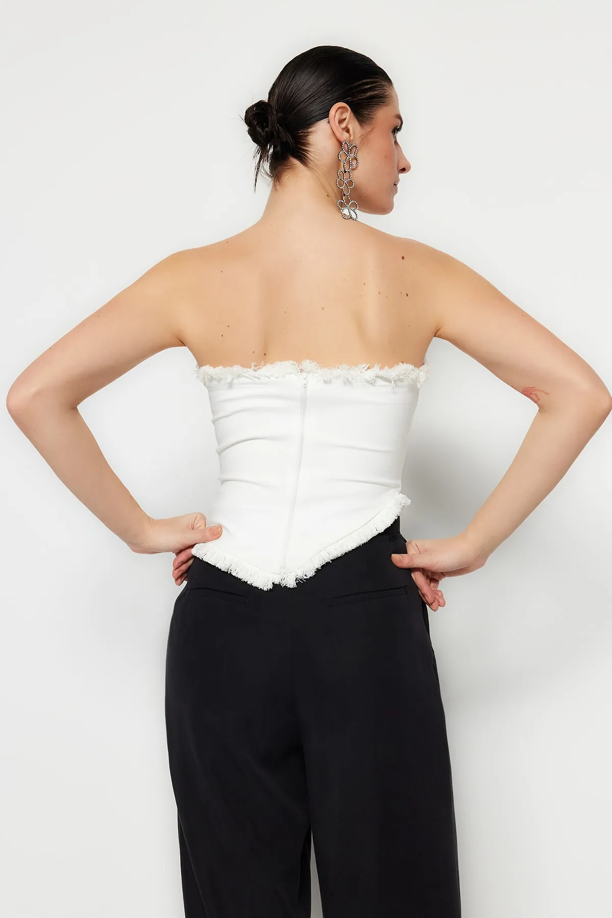 Trendyol Collection  Ecru Tailliertes, gefüttertes Bustier mit gewebten Quasten TPRSS22BS0070