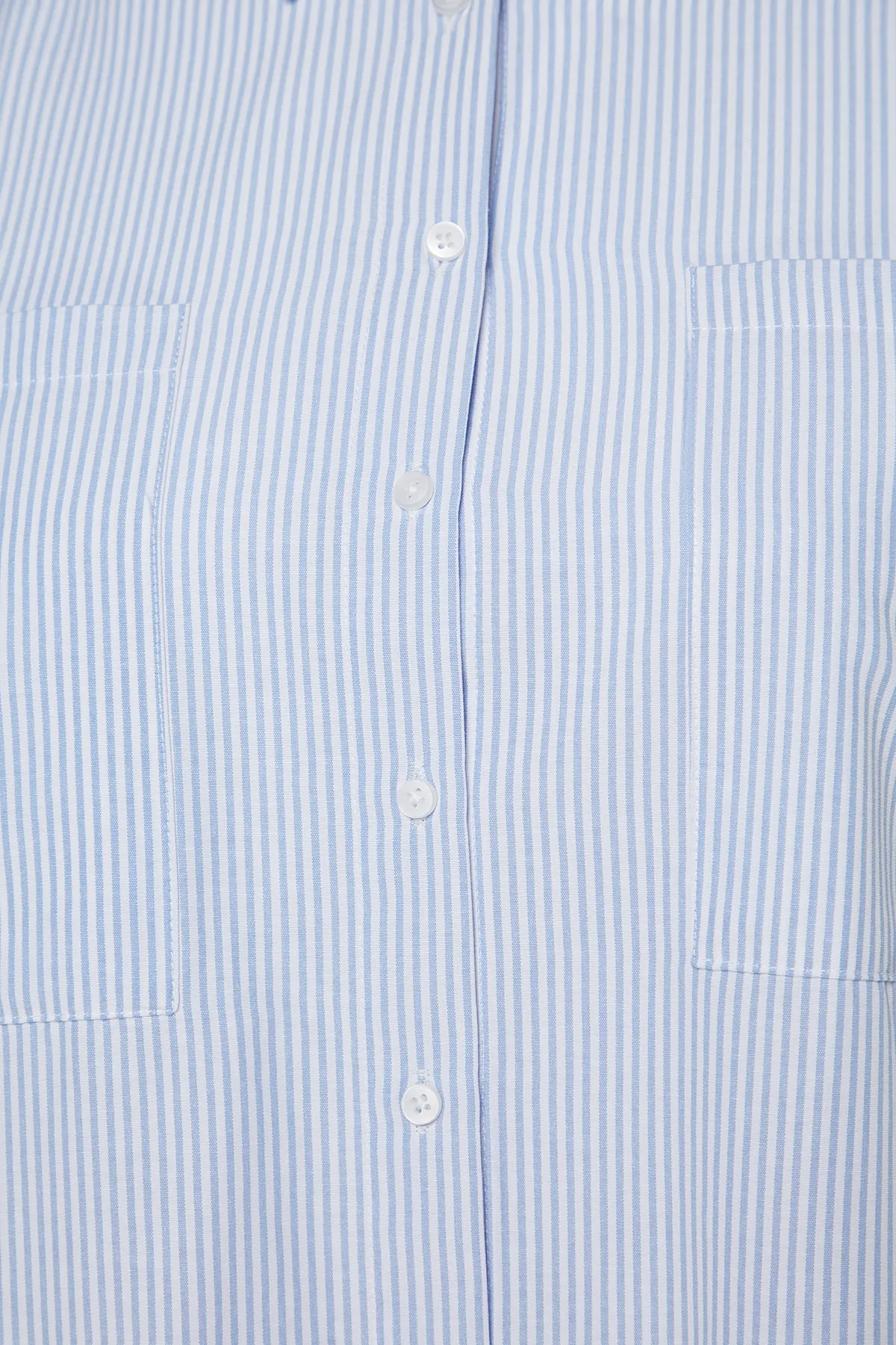 Trendyol Curve  Blau gestreiftes Popeline-Hemd TBBAW24AX00001