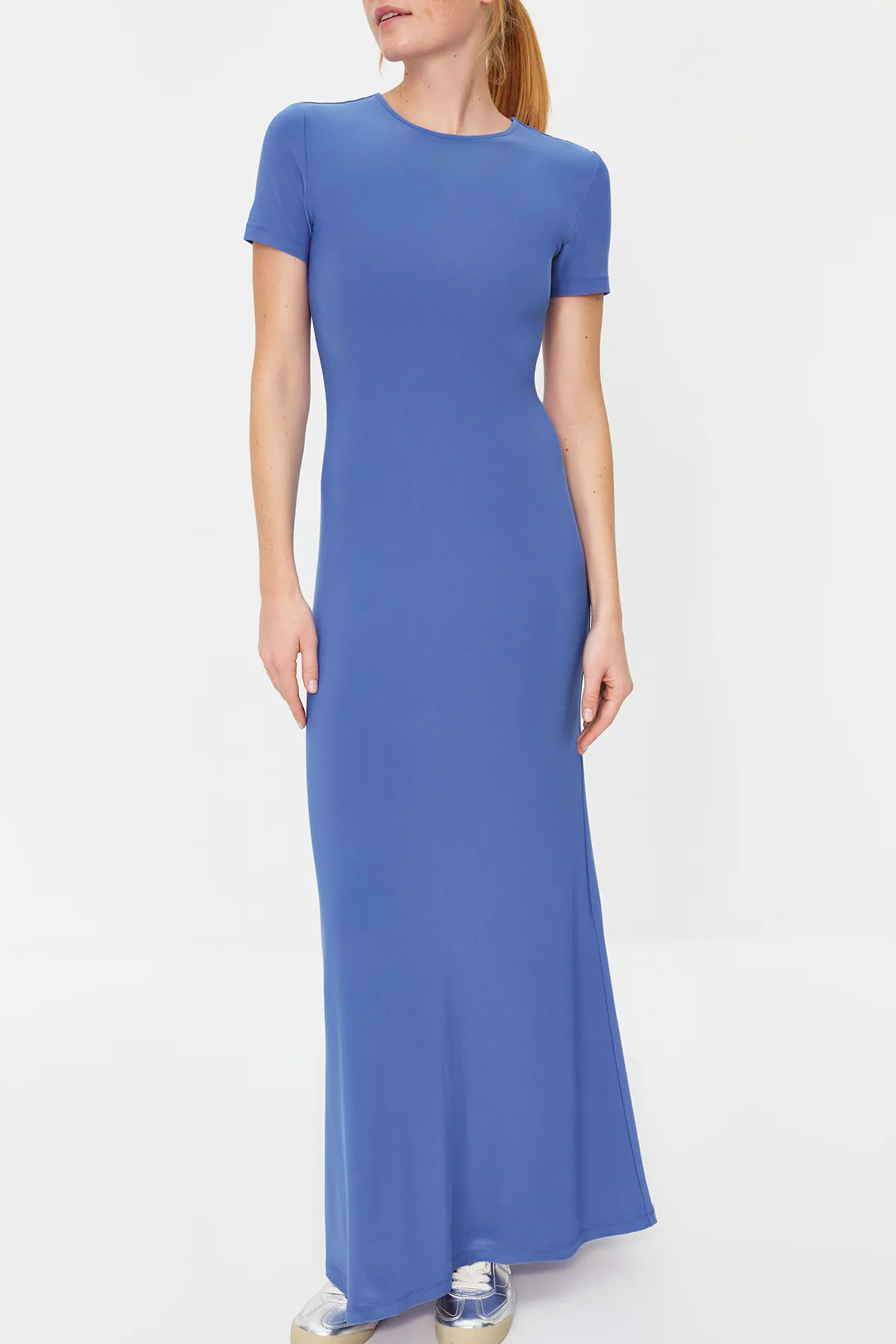 Trendyol Collection  Blaues kurzärmliges, figurbetontes Maxi-Bleistiftkleid mit Rundhalsausschnitt und flexiblem Strick TWOSS24EL00097