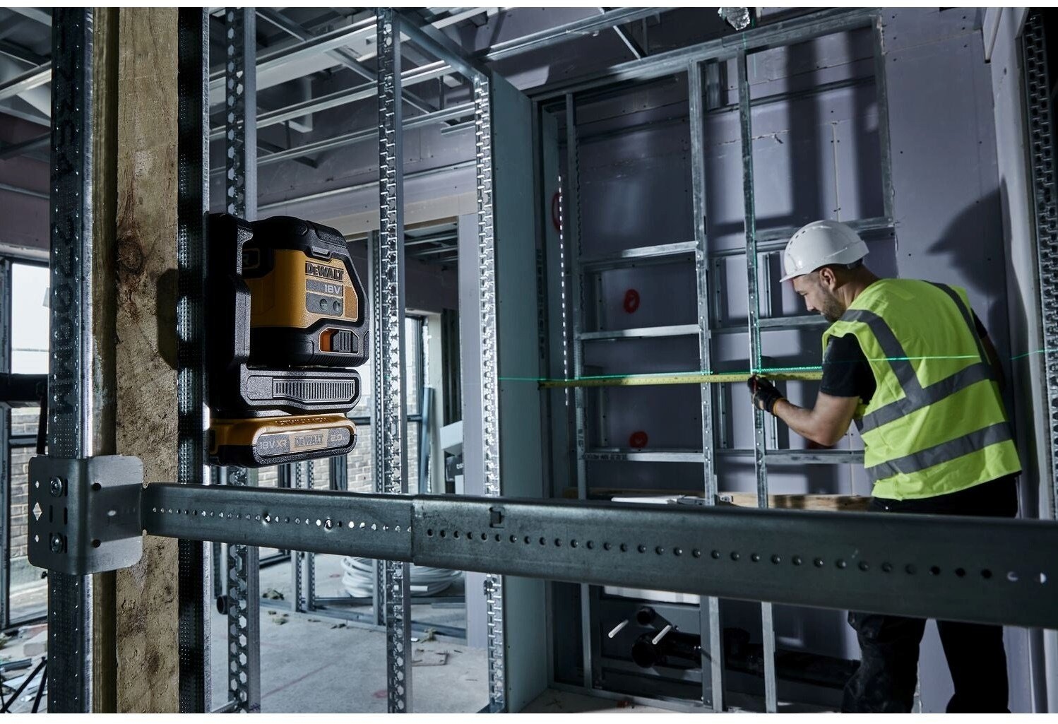 DeWalt DCLE34021N-XJ Akumulátorový křížový laserový řezací přístroj zelený 18V XR základní tělo bez baterií a nabíječky v kufříku TSTAK