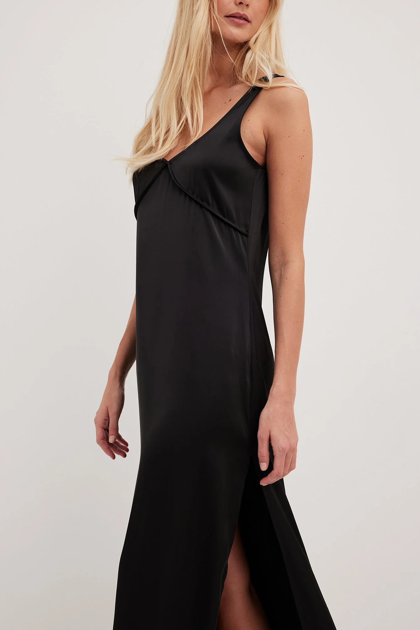 Maxikleid aus Satin mit Schlitzdetail