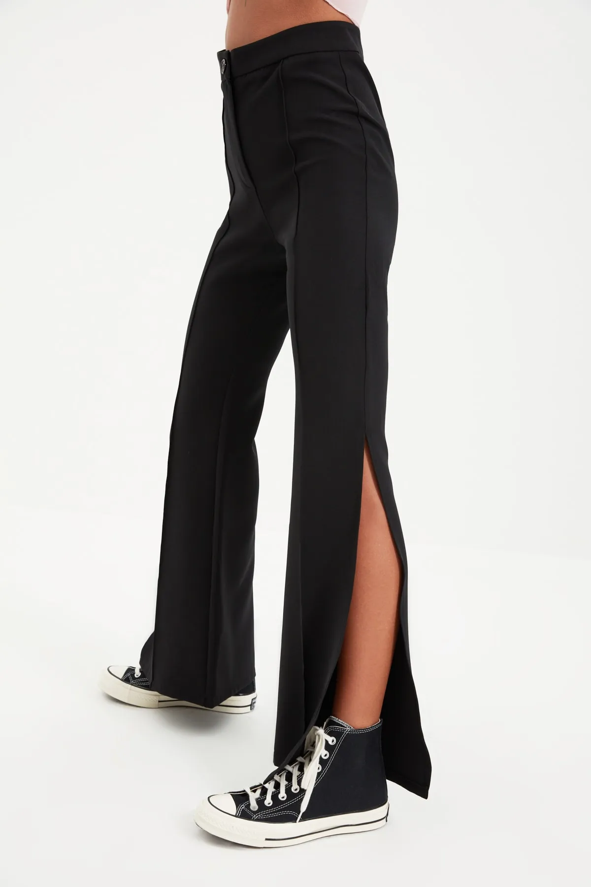 Trendyol Collection  Schwarze, gewebte Hose mit ausgestelltem Bein und hohem Bund und Schlitz TWOAW22PL0134