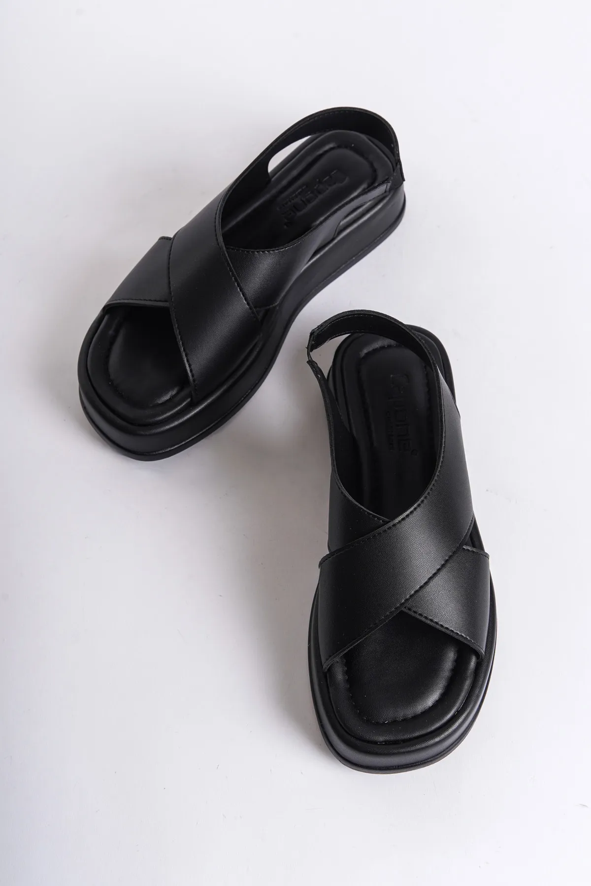 Capone Outfitters  Damensandalen mit Keilabsatz und Kreuzriemen