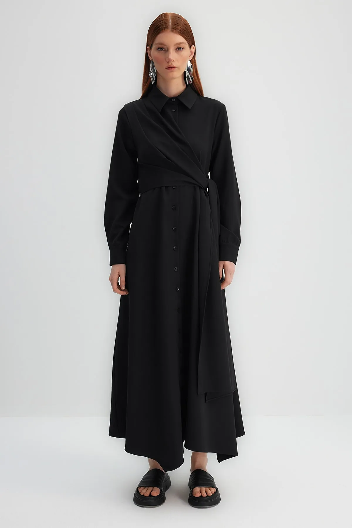 Trendyol Modest  X Kevser Sarıoglu Schwarzes gewebtes Hemdblusenkleid mit abnehmbarem Bindedetail TCLSS23EB00013