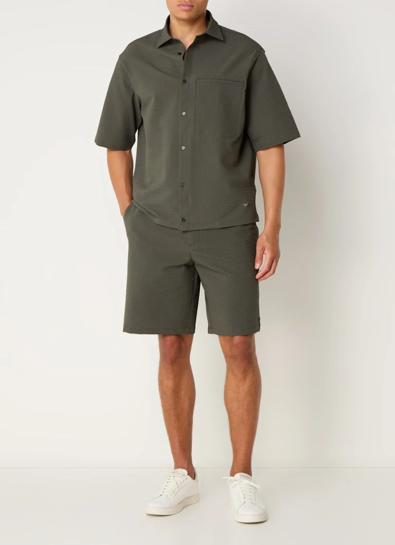 Pantaloni scurți Emporio Armani, lejeri, texturați, cu buzunare laterale.