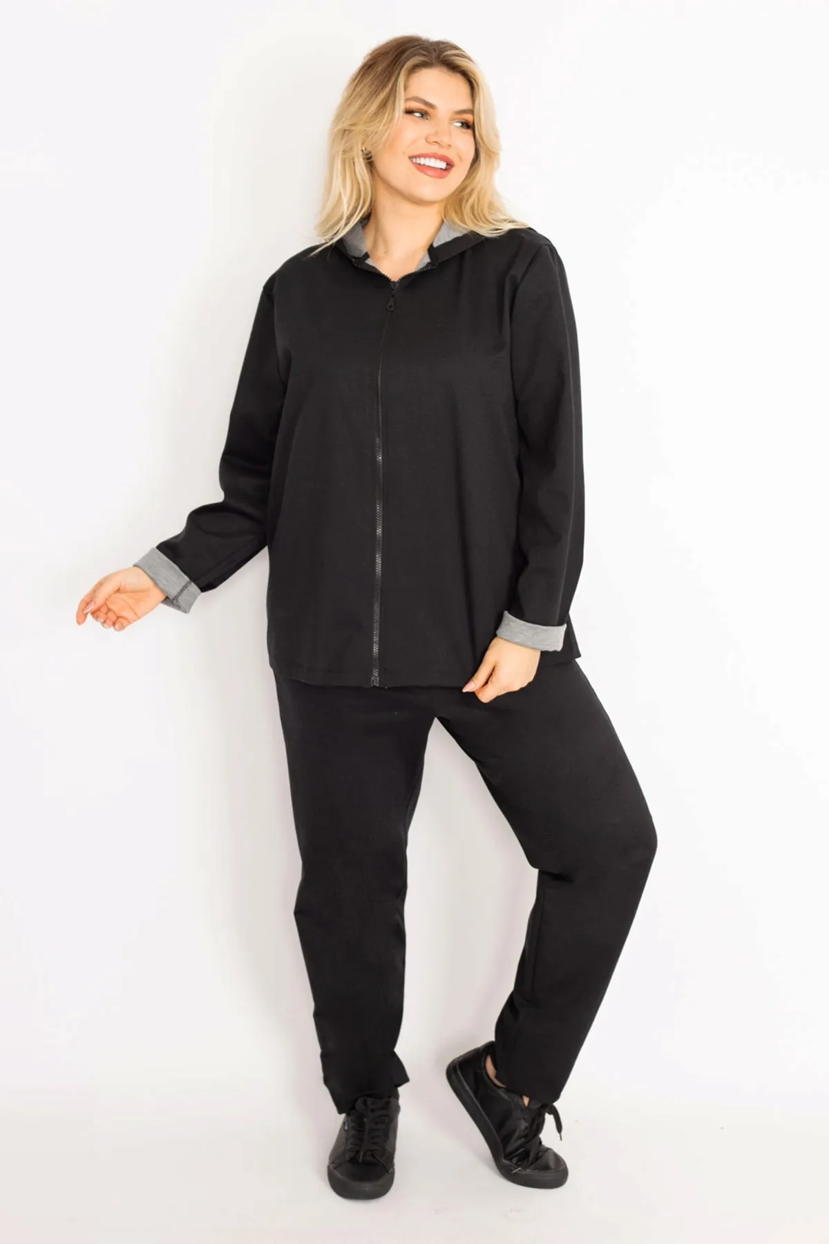 Şans  Damen-Sweatshirt-Hose-Set in Schwarz mit Kapuze und Reißverschluss vorne in großer Größe 65n34905